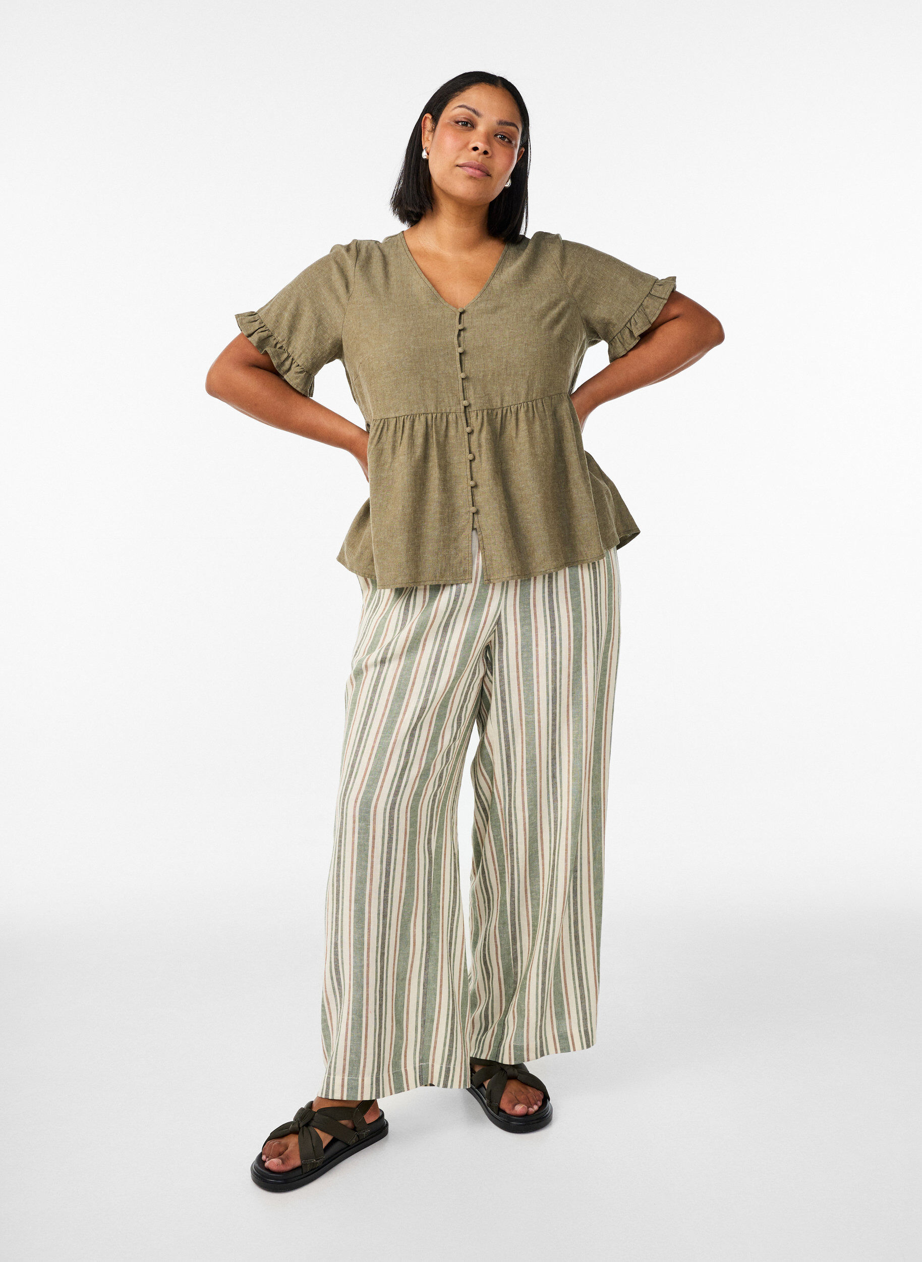 Zizzi Bluse aus Leinen und Viskose mit V-Ausschnitt und Knopfverschluss, Gr&uuml;n, Model image number 1