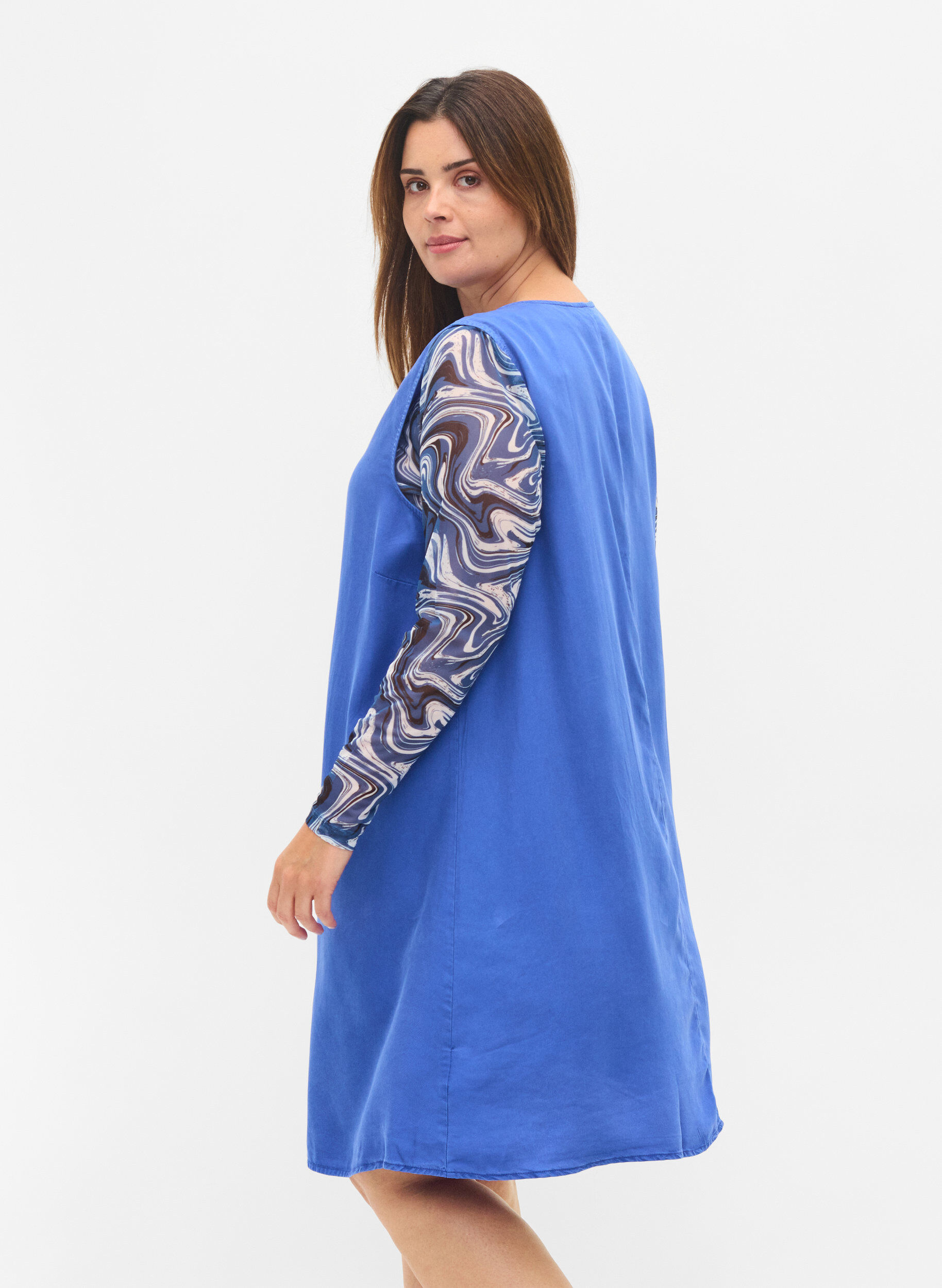 Zizzi Spencerkleid mit V-Ausschnitt, Dazzling Blue, Model image number 1