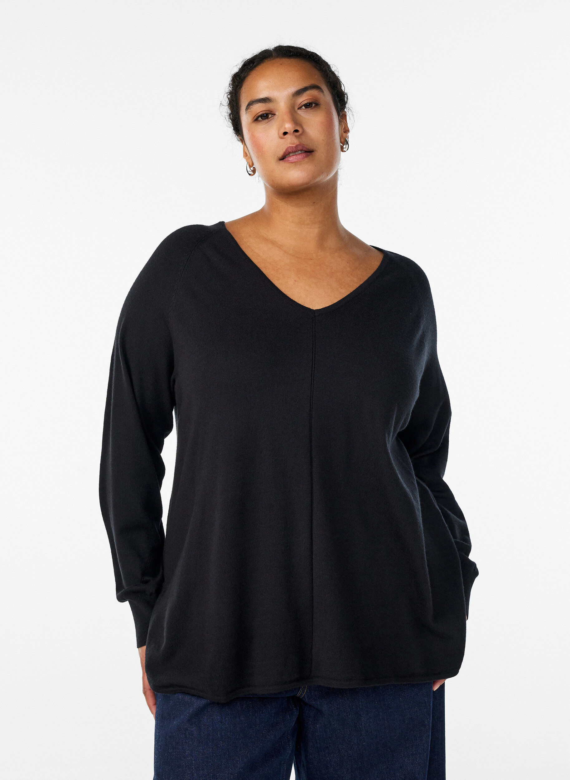 Bluse aus Feinstrick mit V-Ausschnitt und Detail auf der Vorderseite, Schwarz, Model