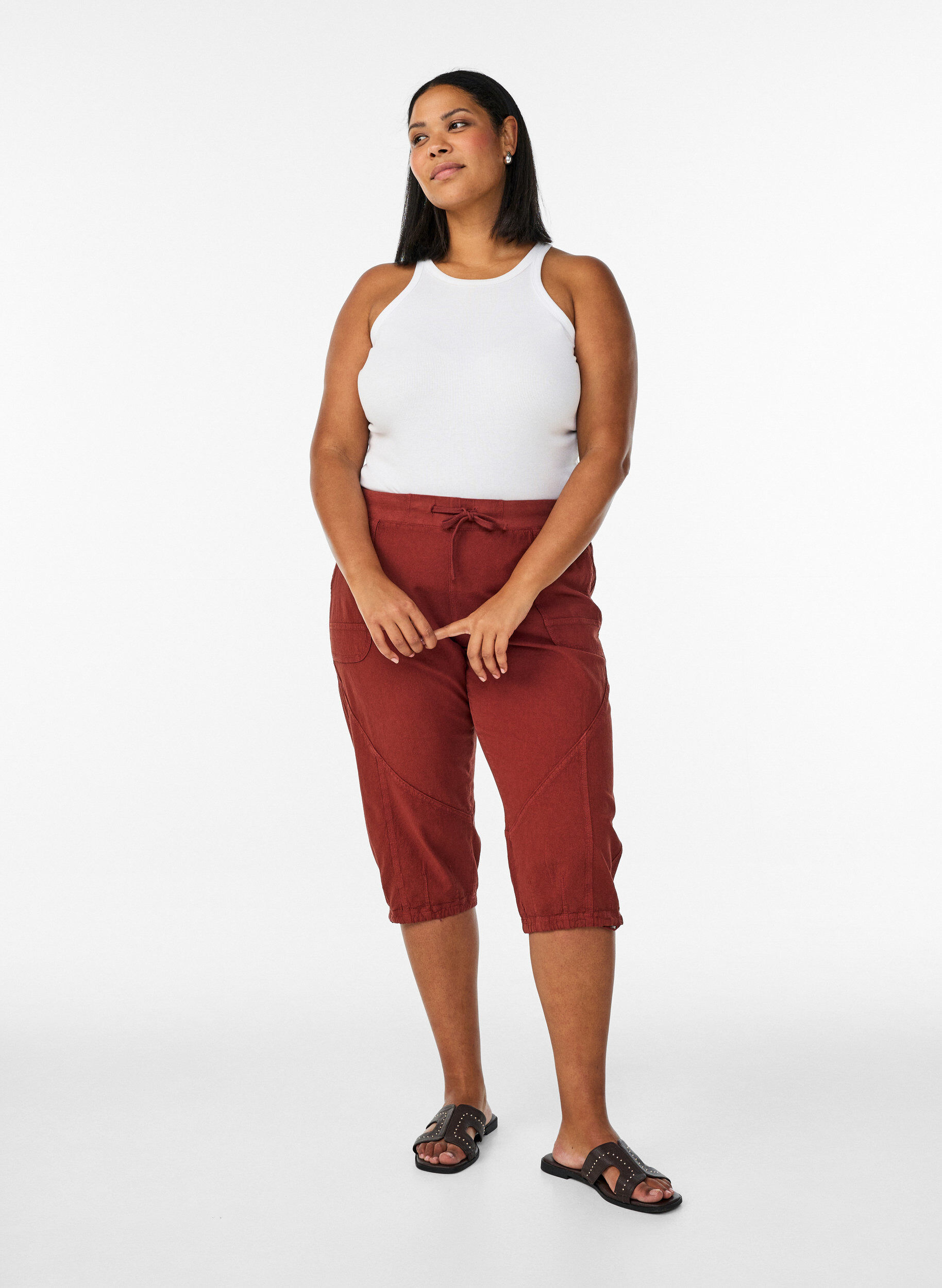 Capri-Hose aus Baumwolle, Rot, Model