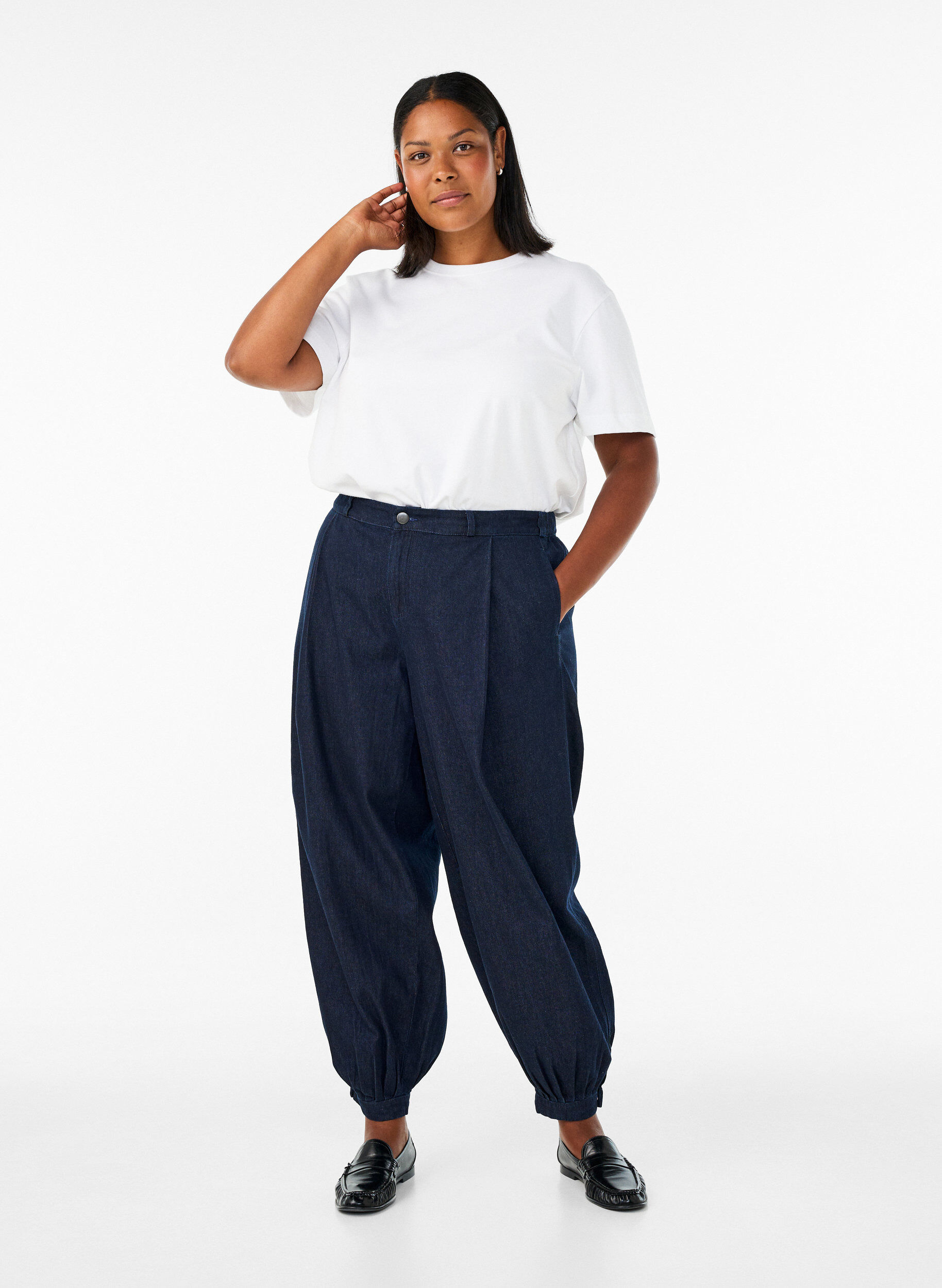 Balloon Jeans mit hoher Taille, Blau, Model