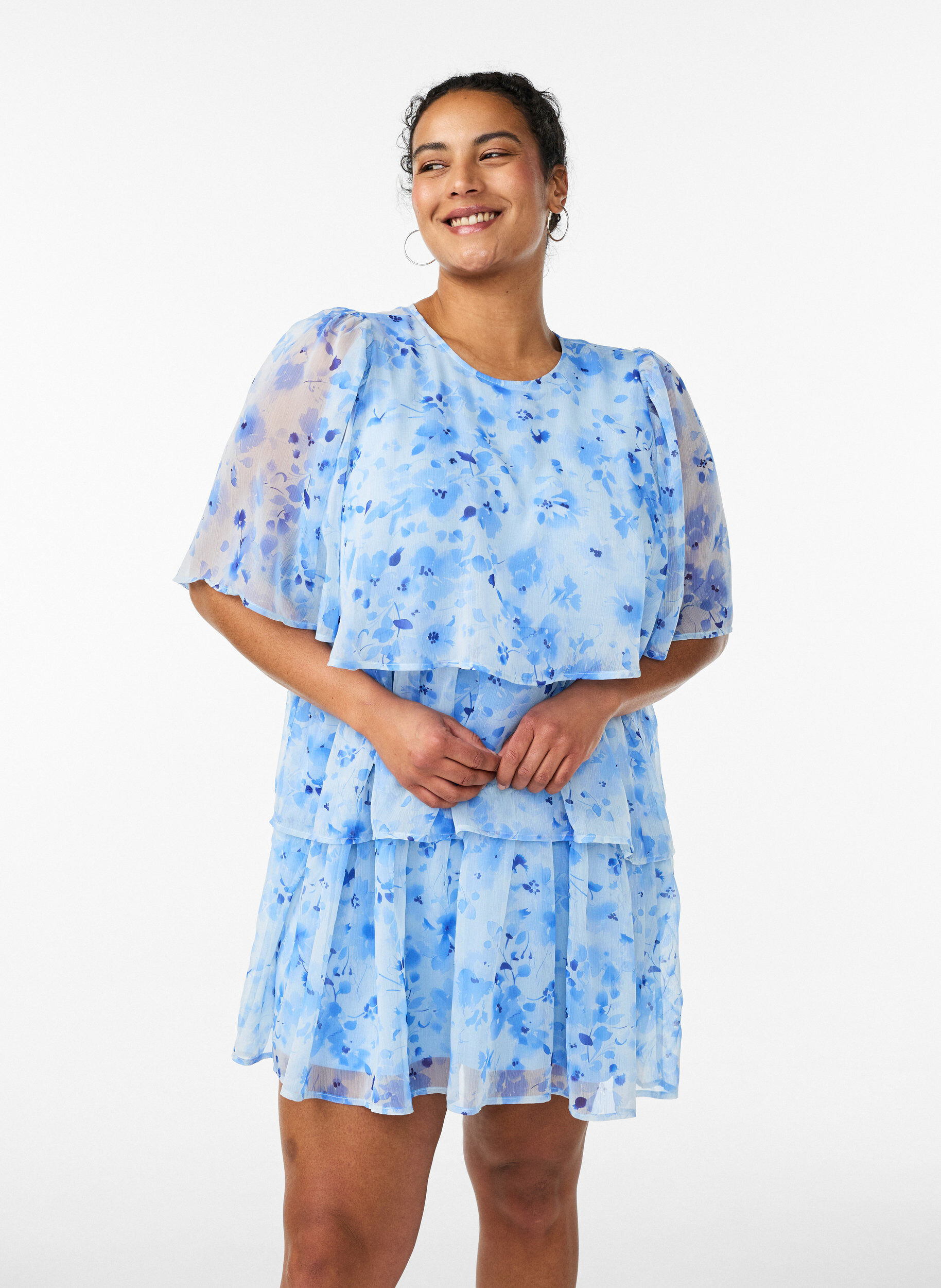Zizzi Kurzes Kleid in Chiffon-Optik mit Blumenprint und Volantlagen, Blau, Model image number 0