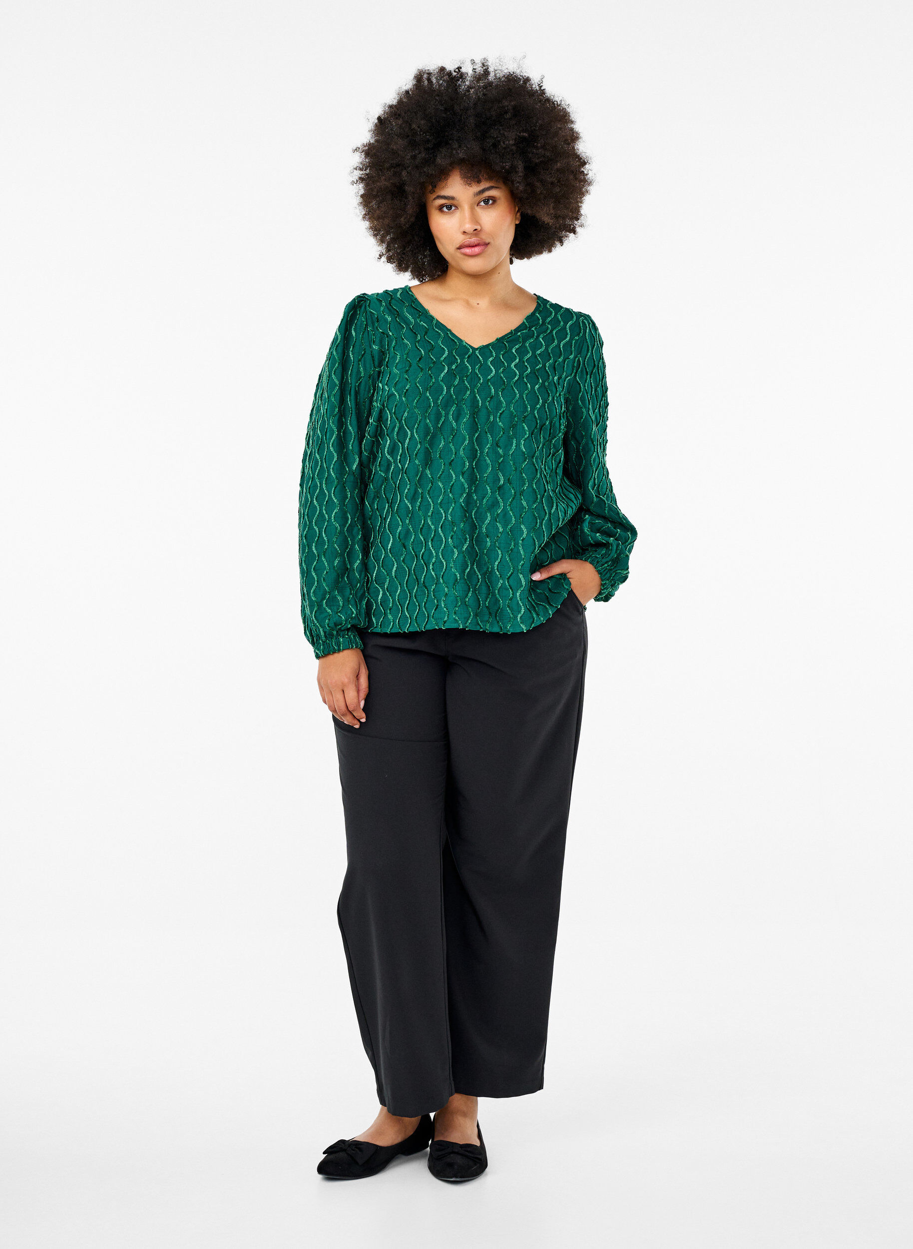 Zizzi Langarmbluse mit Muster und V-Ausschnitt, Rain Forest, Model image number 2