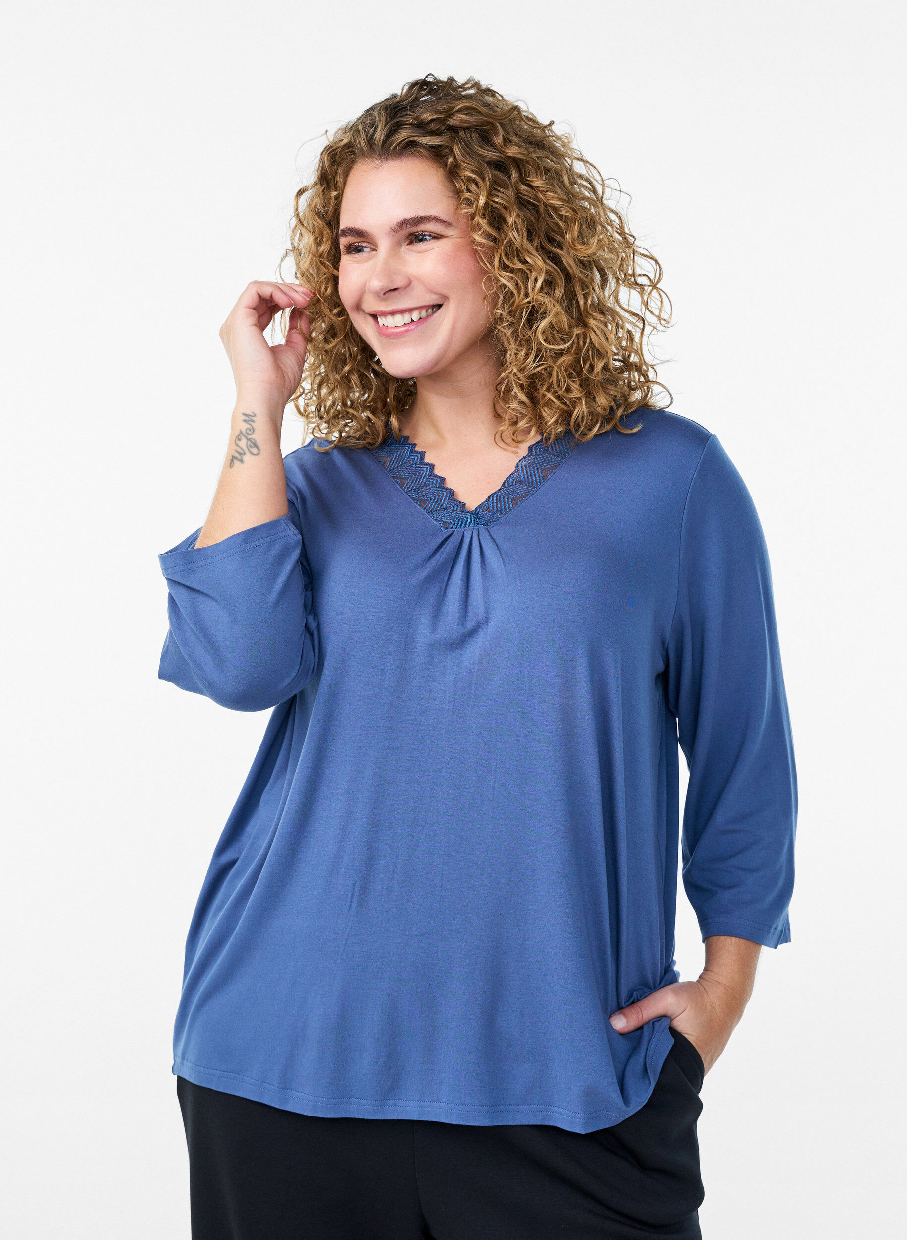 Zizzi Pyjamaoberteil aus Viskose mit Spitzendetails und 3/4-&Auml;rmeln, Blau, Model image number 0