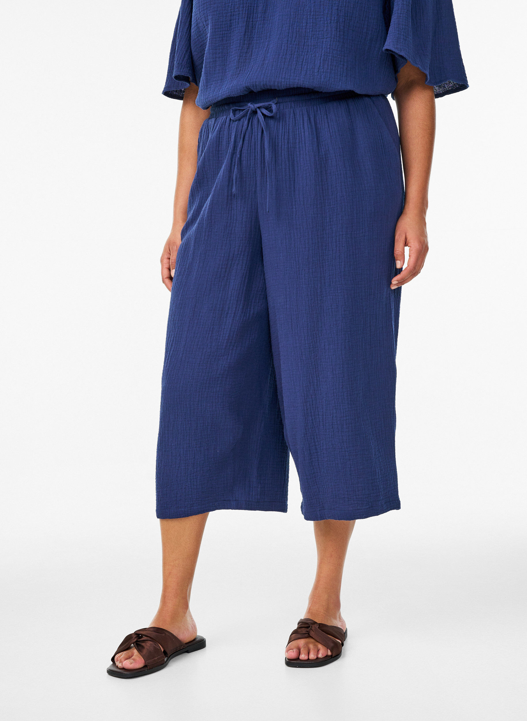 Zizzi Bluse aus Baumwoll-Musselin mit Broderie Anglaise und 1/2-&Auml;rmeln, Blau, Model image number 3