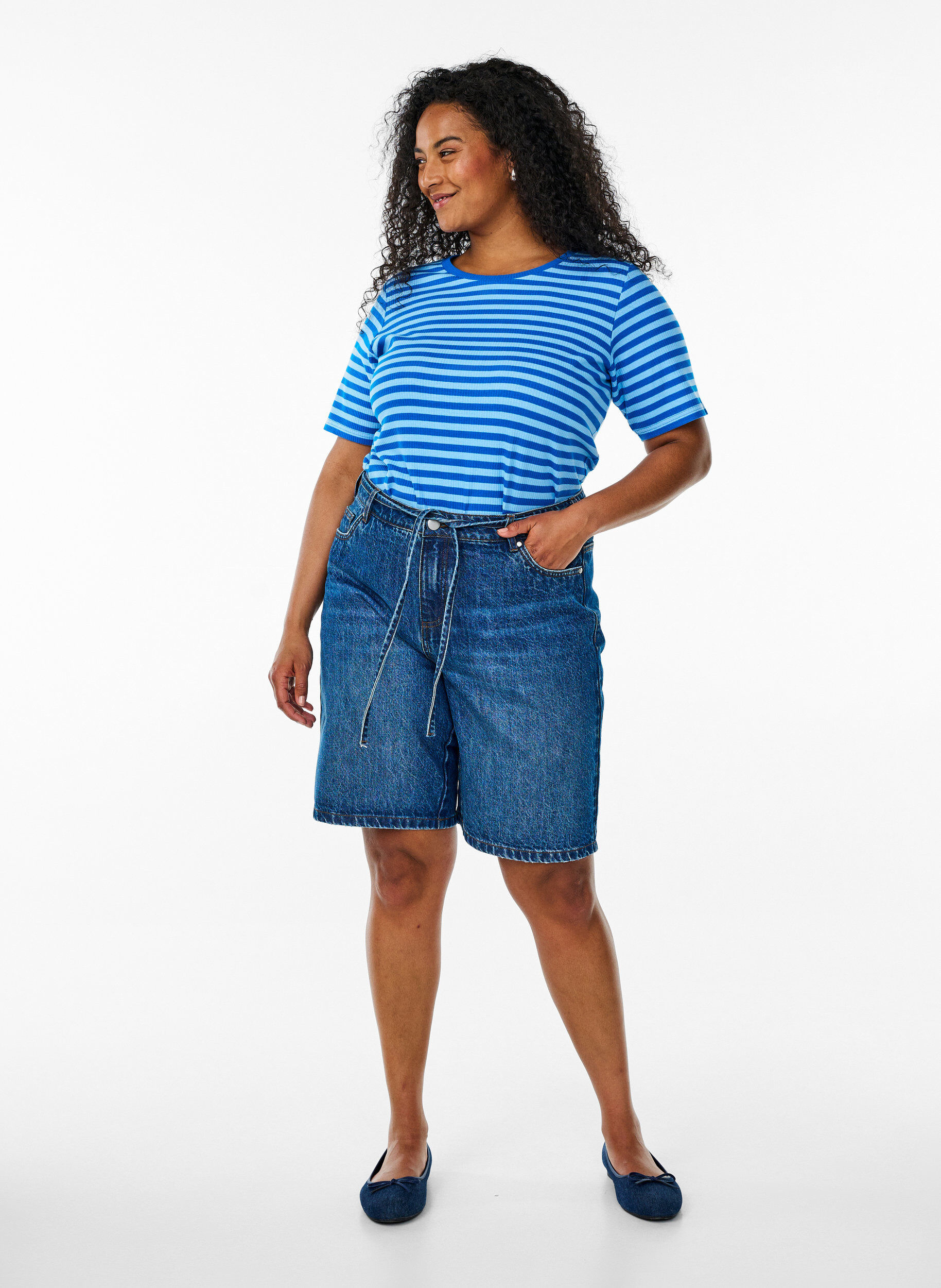 Zizzi Gestreiftes T-Shirt mit gerippter Struktur, Blau, Model image number 1