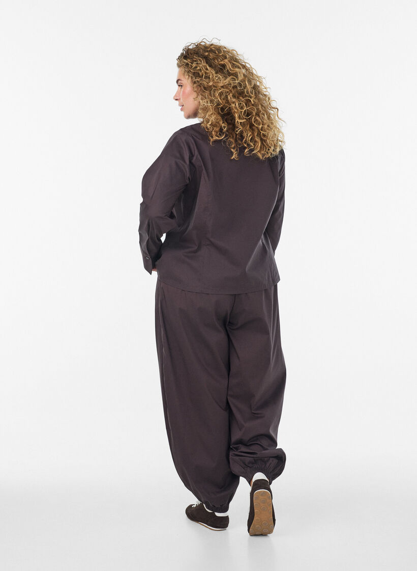 Ballonhose mit Taschen und elastischem Bund, Braun, Model