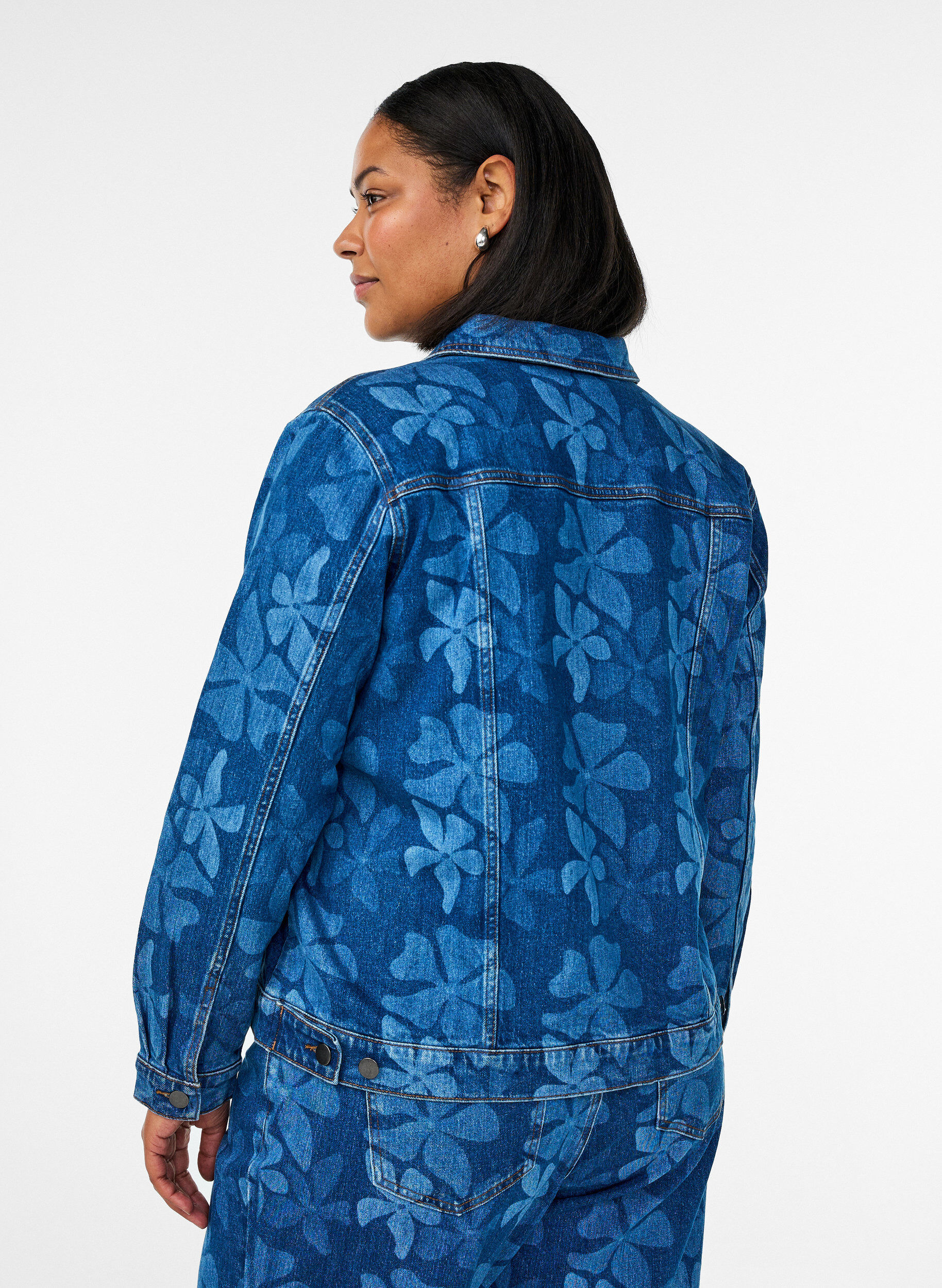 Zizzi Gebl&uuml;mte Jeansjacke, Blau, Model image number 2