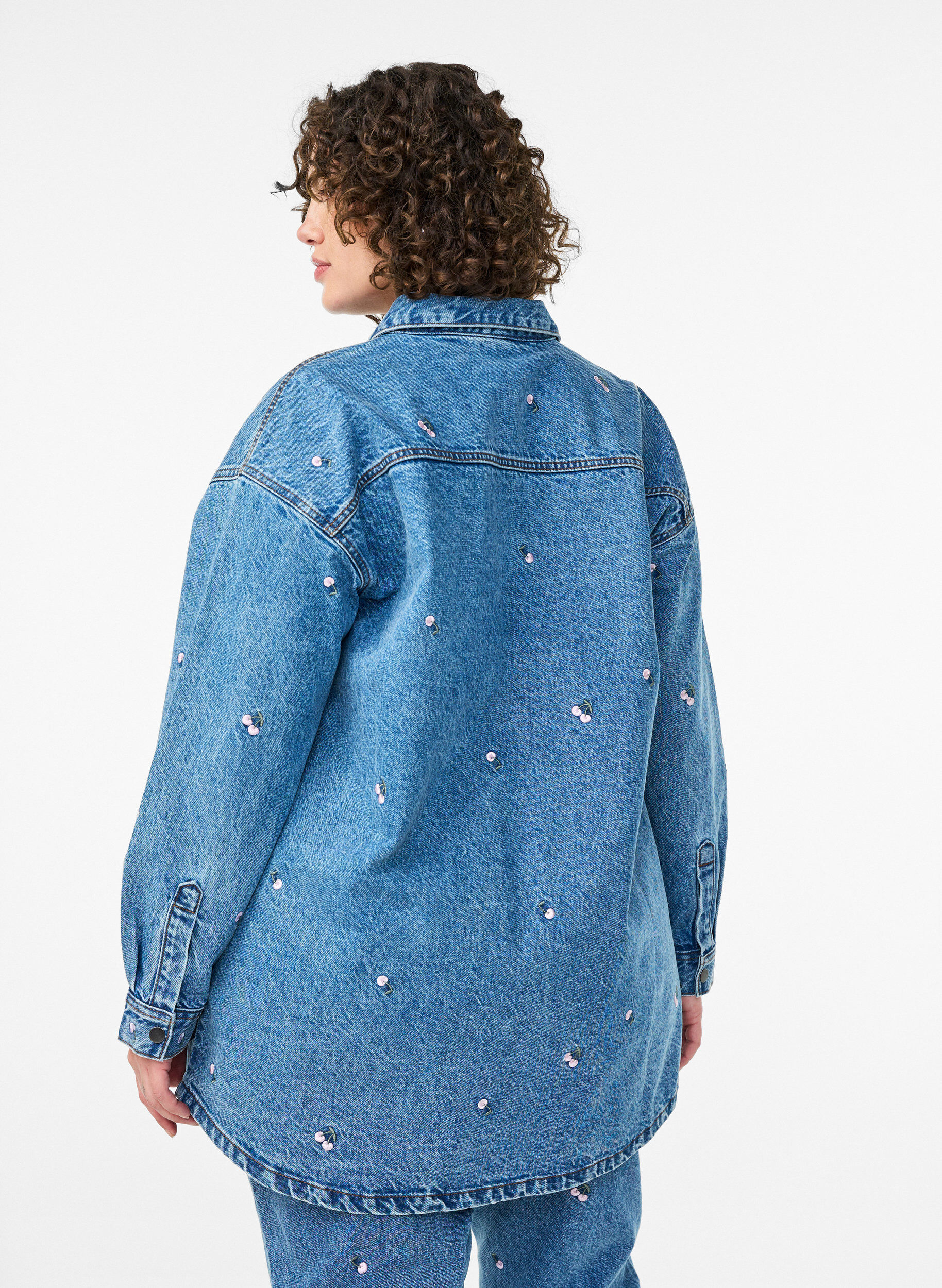 Zizzi Jeanshemd mit bestickten Motiven, Blau, Model image number 2