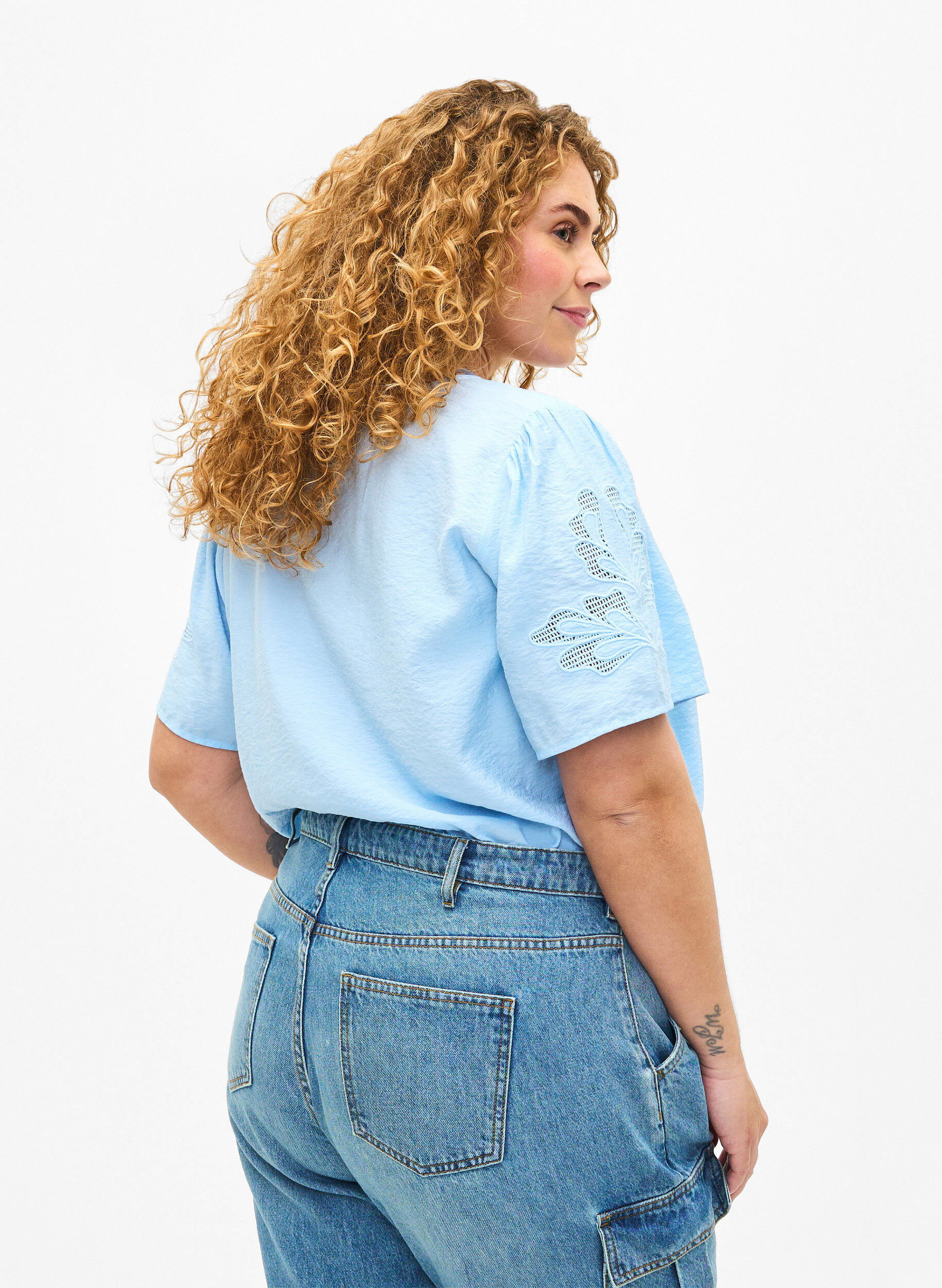 Zizzi  Kurzarm-Bluse aus Viskose mit Stickerei, Blau, Model image number 2