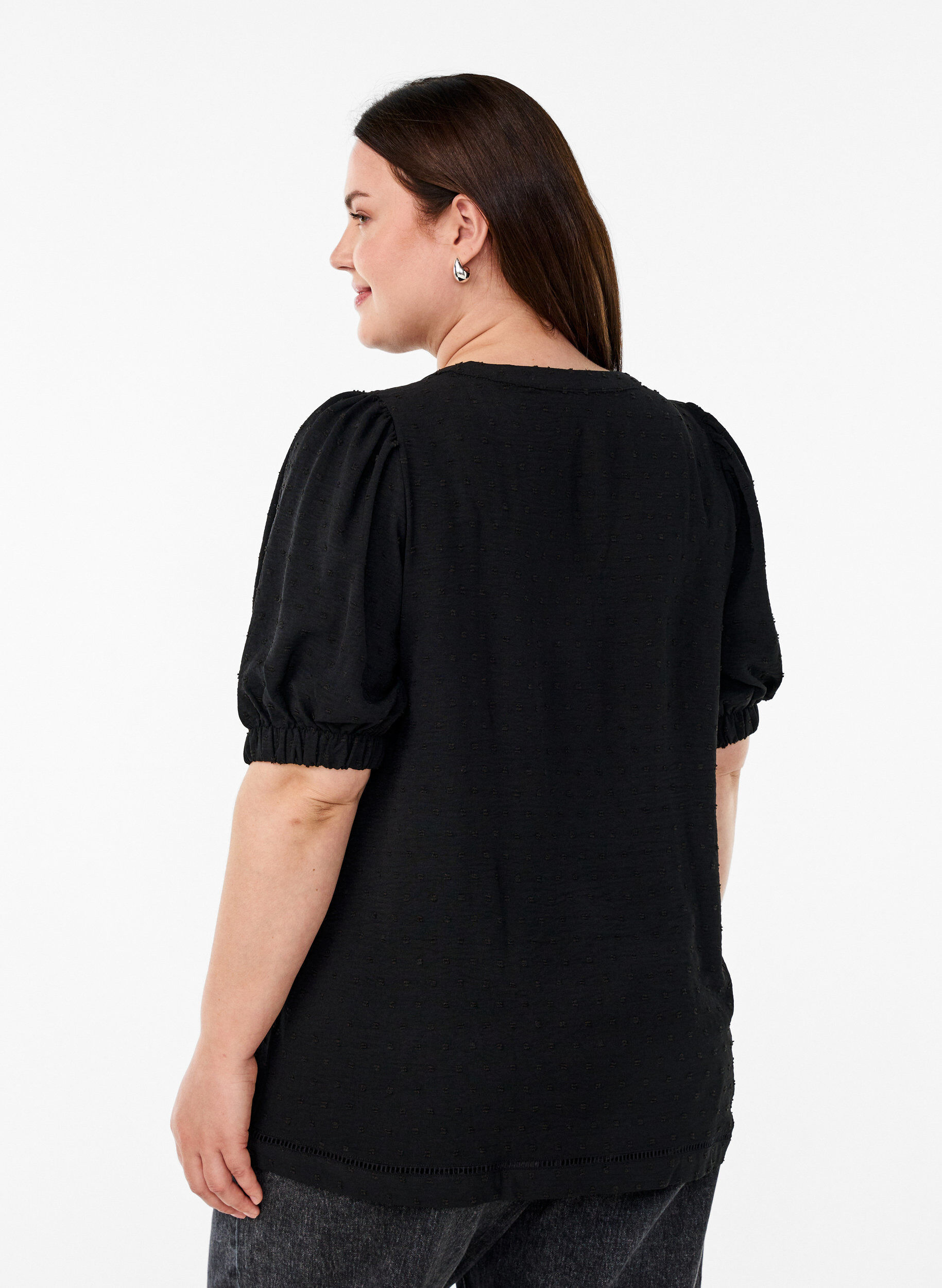 Zizzi Bluse mit kurzen Puff&auml;rmeln und gepunkteter Textur, Black, Model image number 1