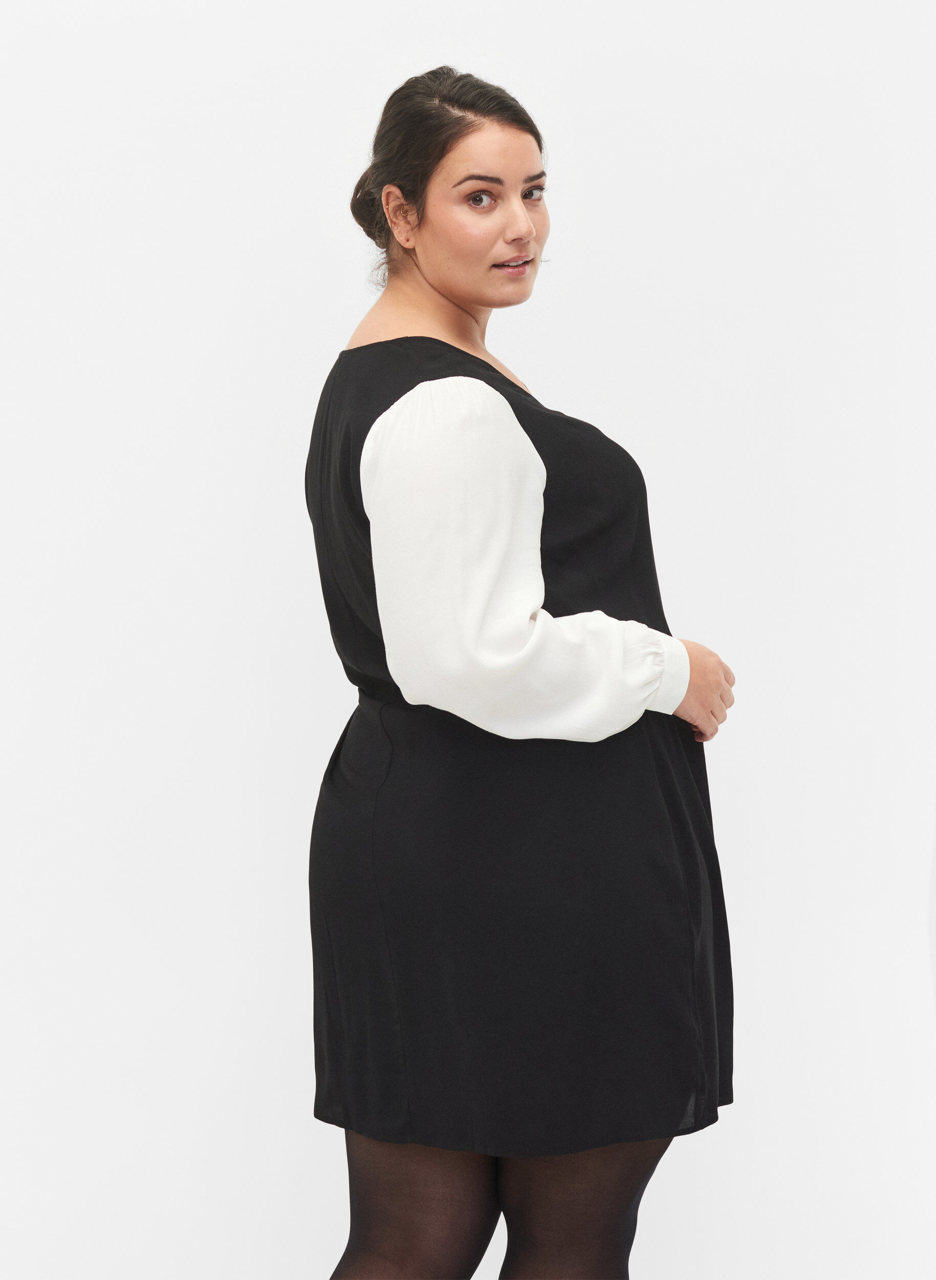 Zizzi Lang&auml;rmeliges Kleid aus Viskose, Black w. Cloud D., Model image number 1