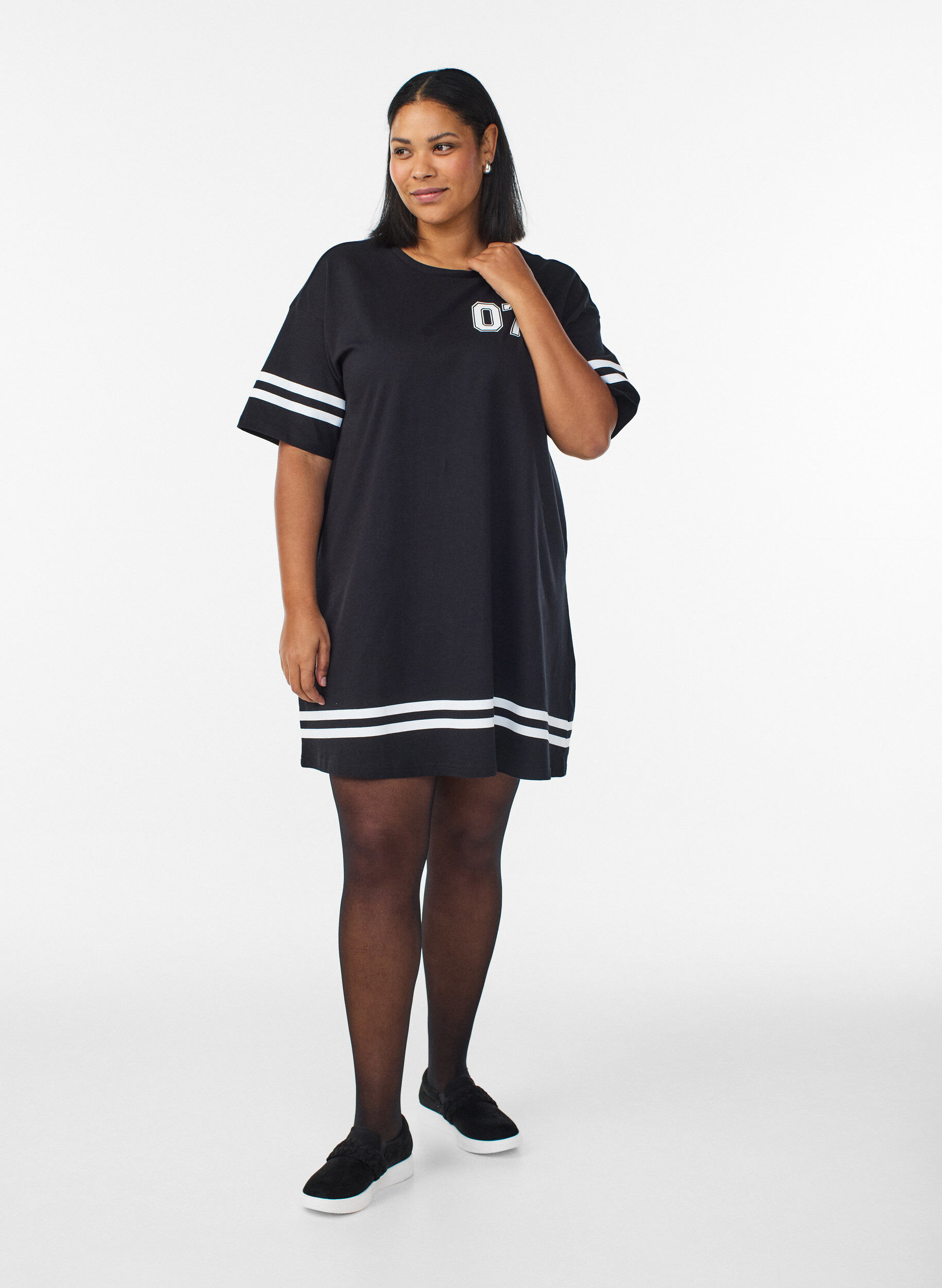 Zizzi Sportliches T-Shirtkleid aus Baumwolle, Schwarz, Model image number 1