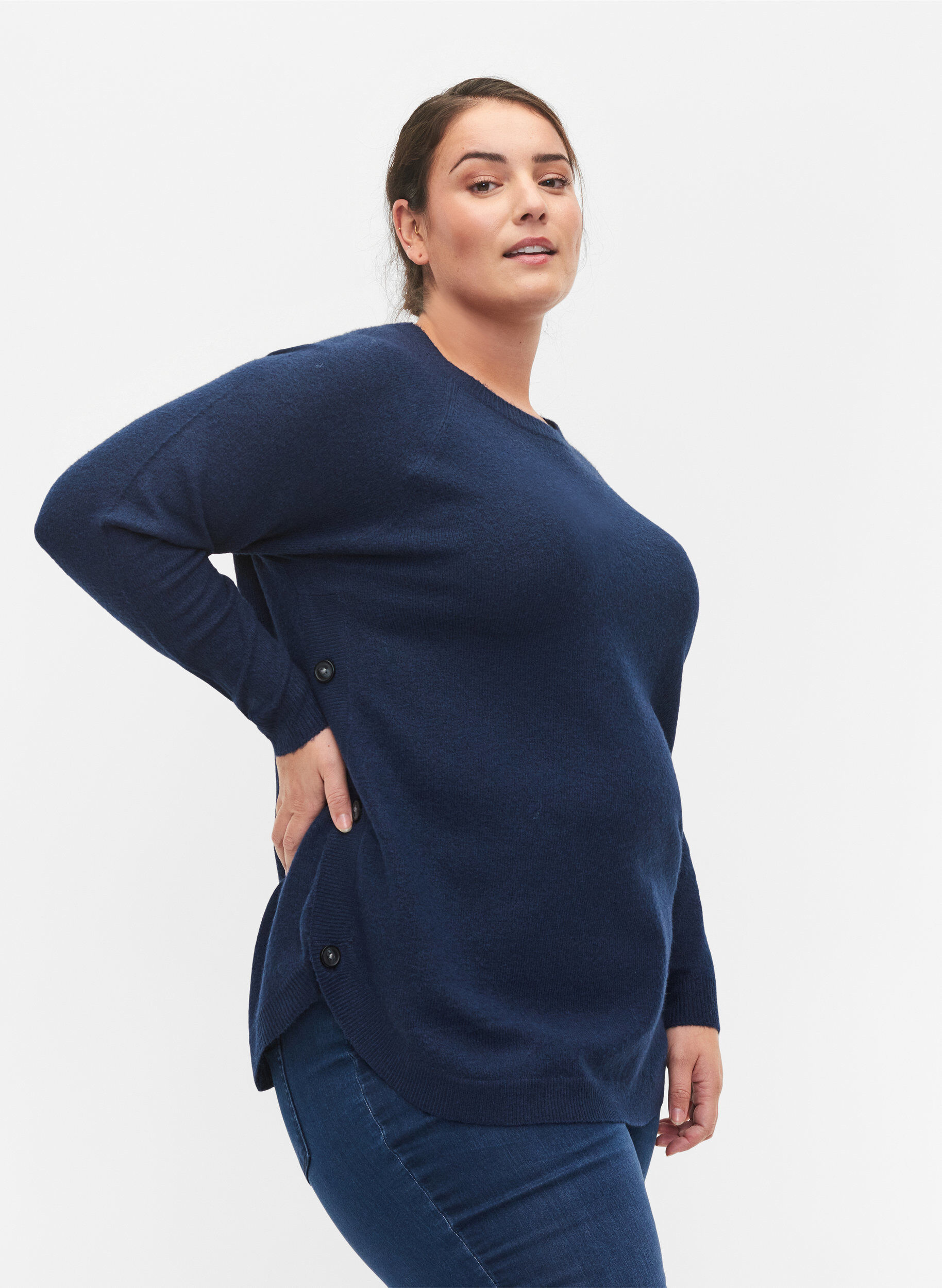 Zizzi Gestricker Pullover in melierter Optik mit Knopfdetails, Navy Blazer Mel., Model image number 2