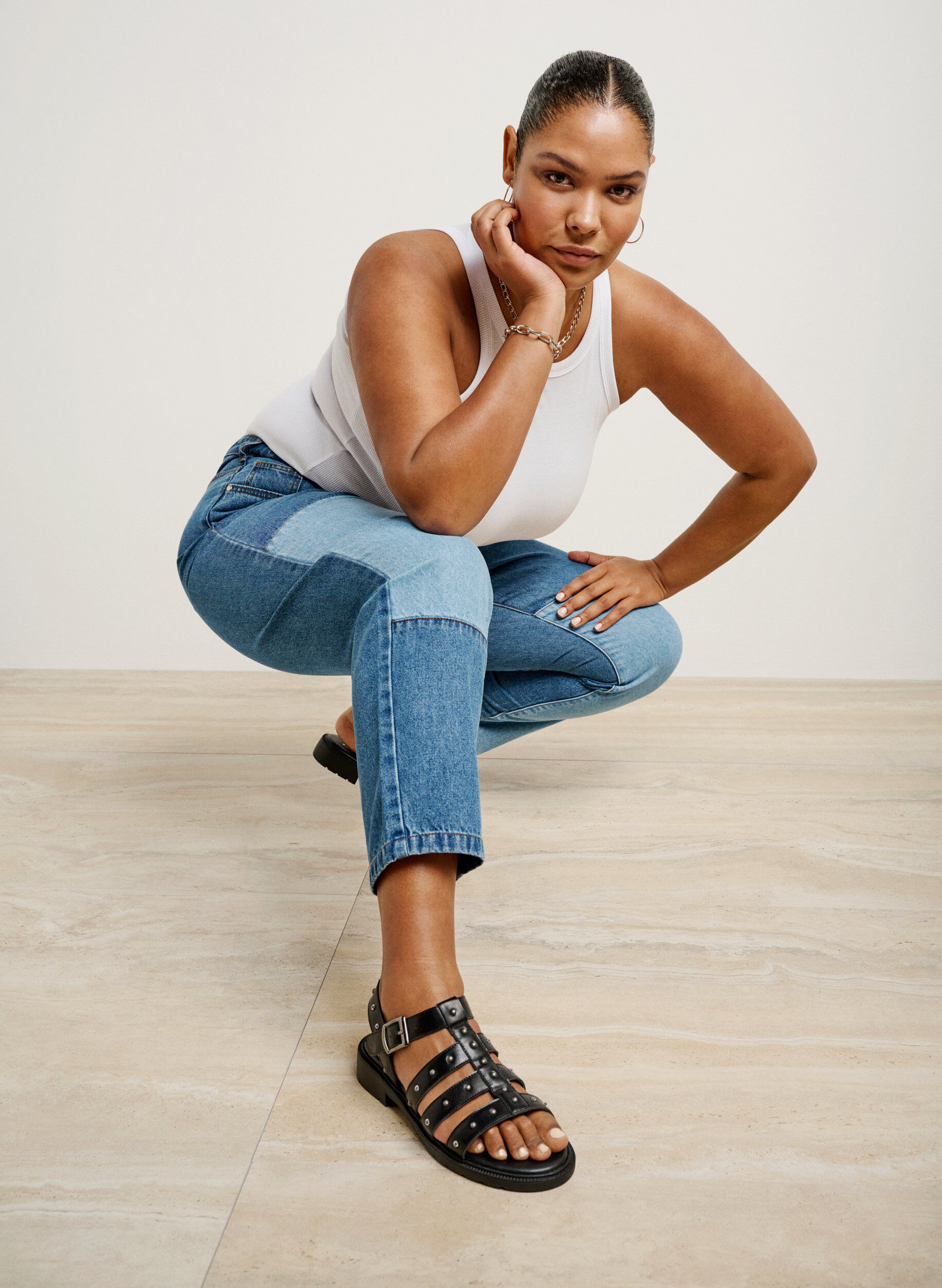 Zizzi Weit geschnittene Sandale mit Nieten, Schwarz, Image image number 0