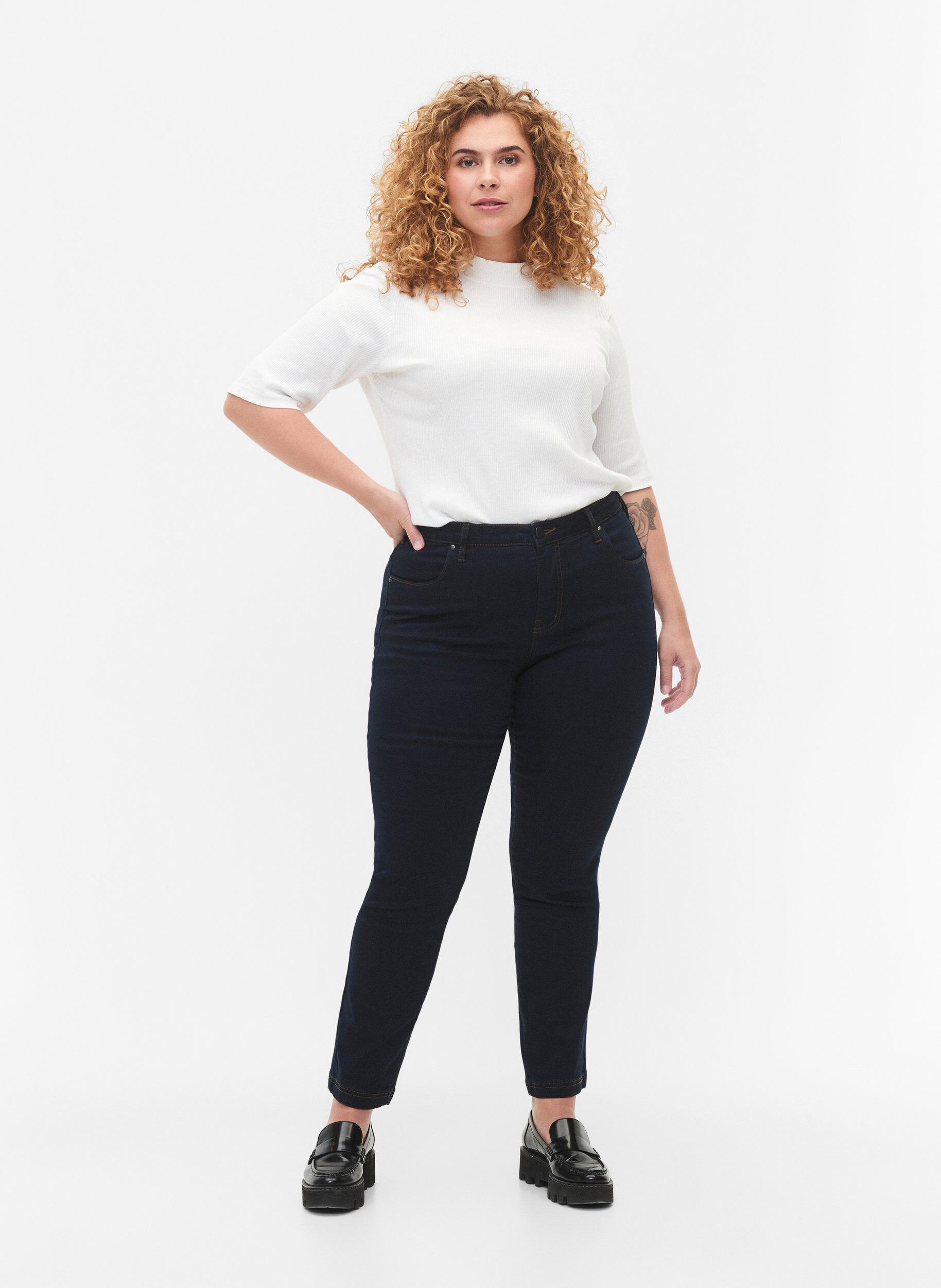 Slim Fit Emily Jeans mit normaler Taillenh&ouml;he, Blau, Model