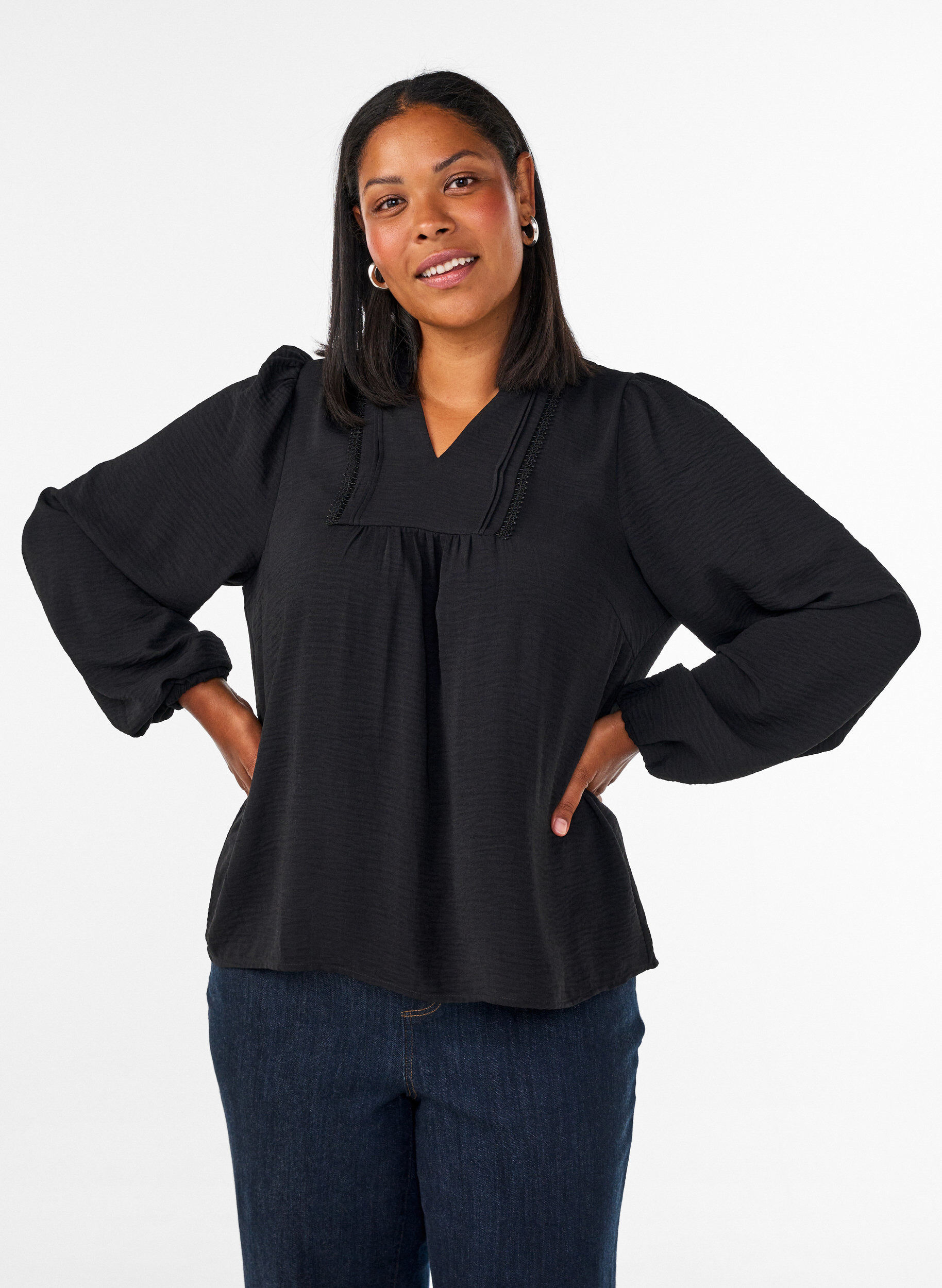 Bluse mit V-Ausschnitt und H&auml;kelband, Schwarz, Model