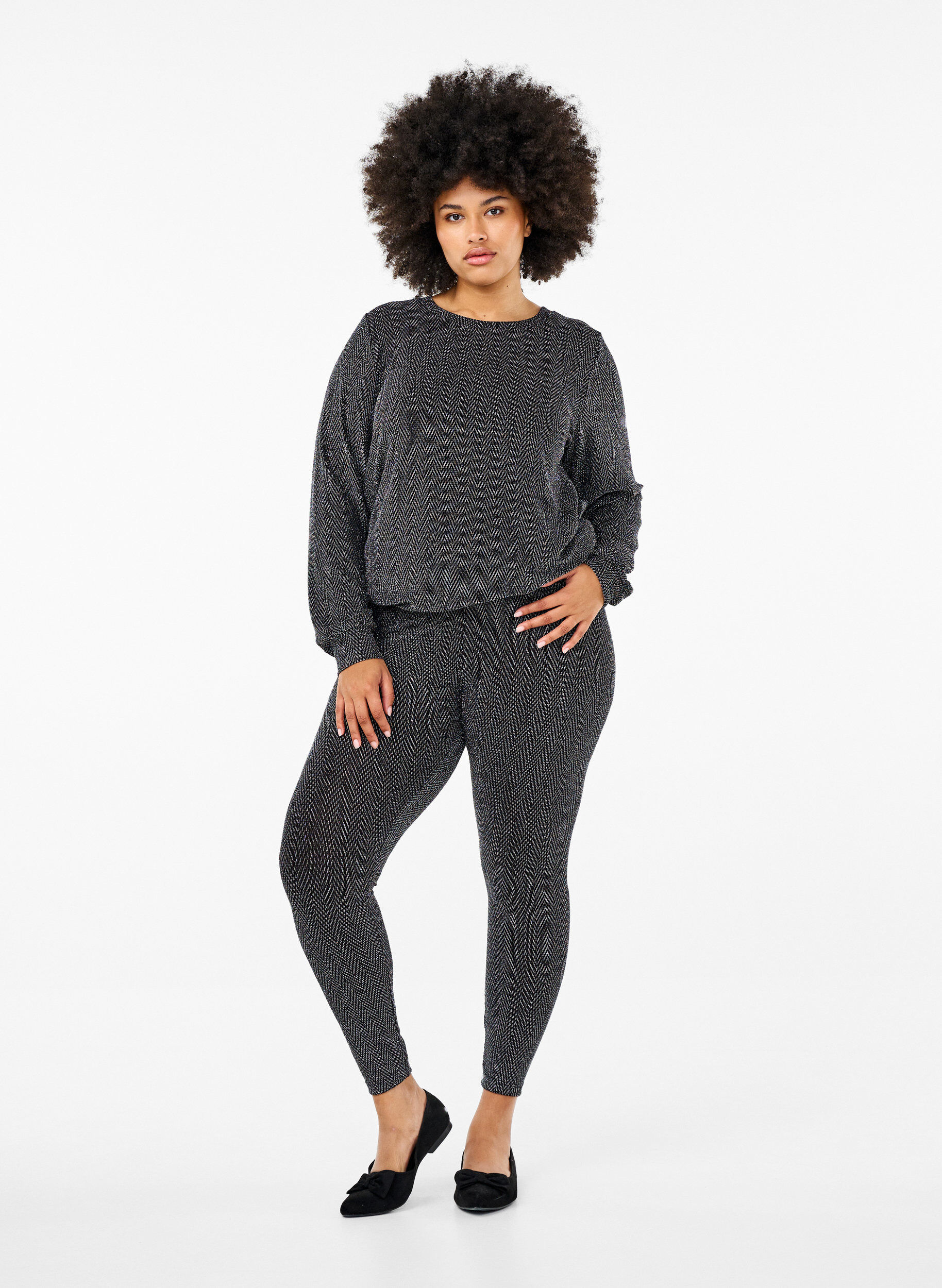 Zizzi Bluse mit Schimmermuster, Silver ZigZagShimmer, Model image number 2