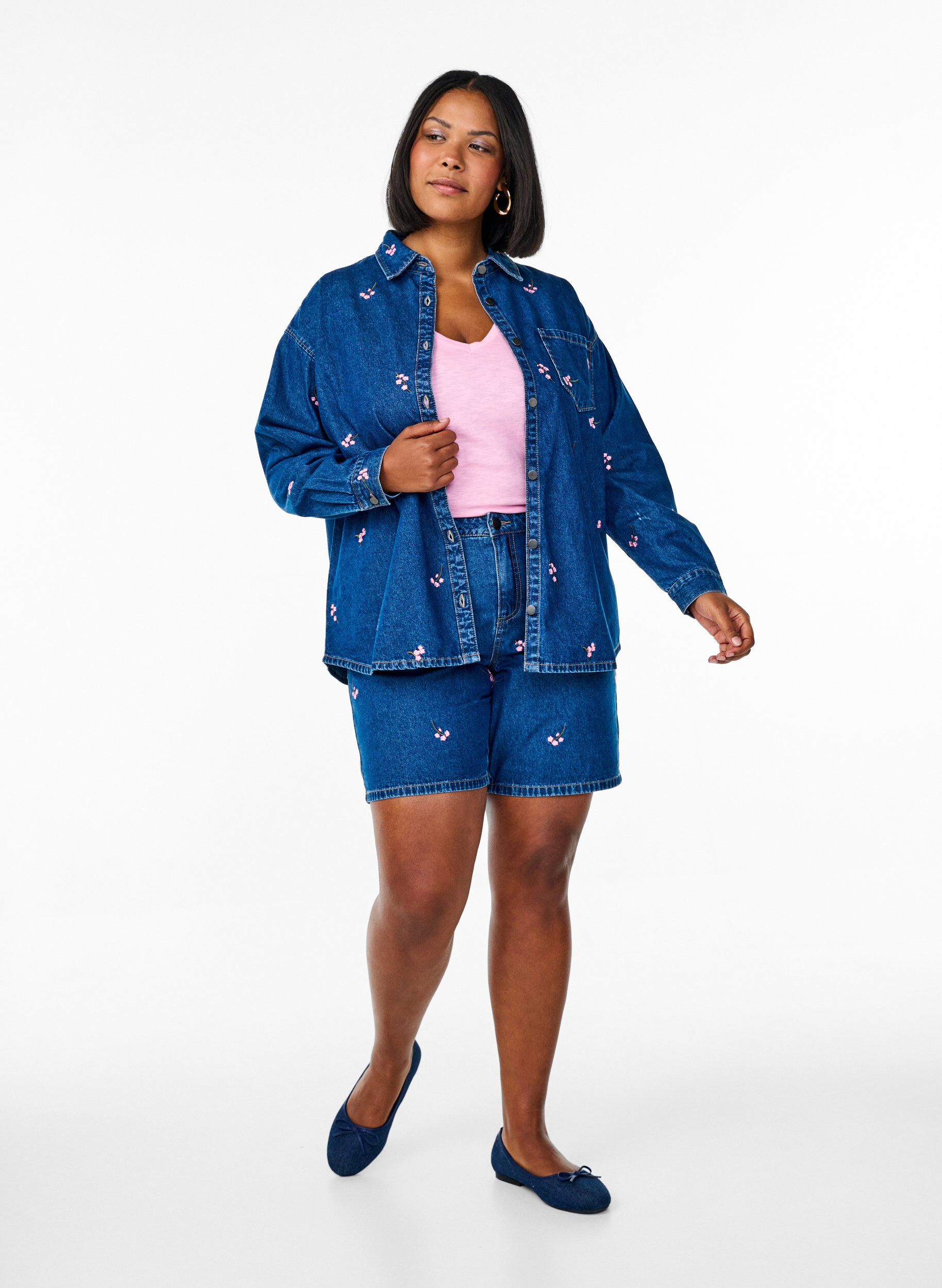 Zizzi Denim-Shorts mit aufgestickten Blumen, Blau, Model image number 1