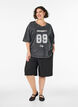 Oversized T-Shirt aus Bio-Baumwolle mit College-Print, Schwarz, Model image number 1