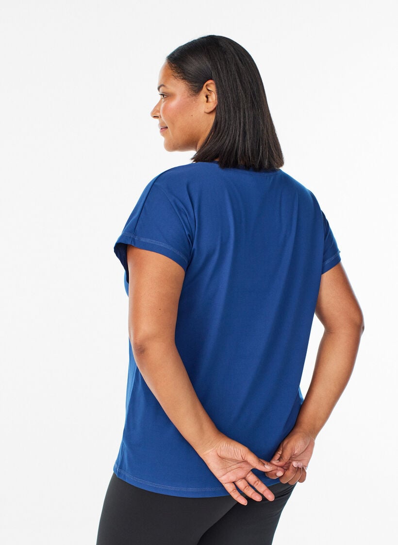 Lockeres Trainings-T-Shirt mit V-Ausschnitt, Blau, Model image number 2