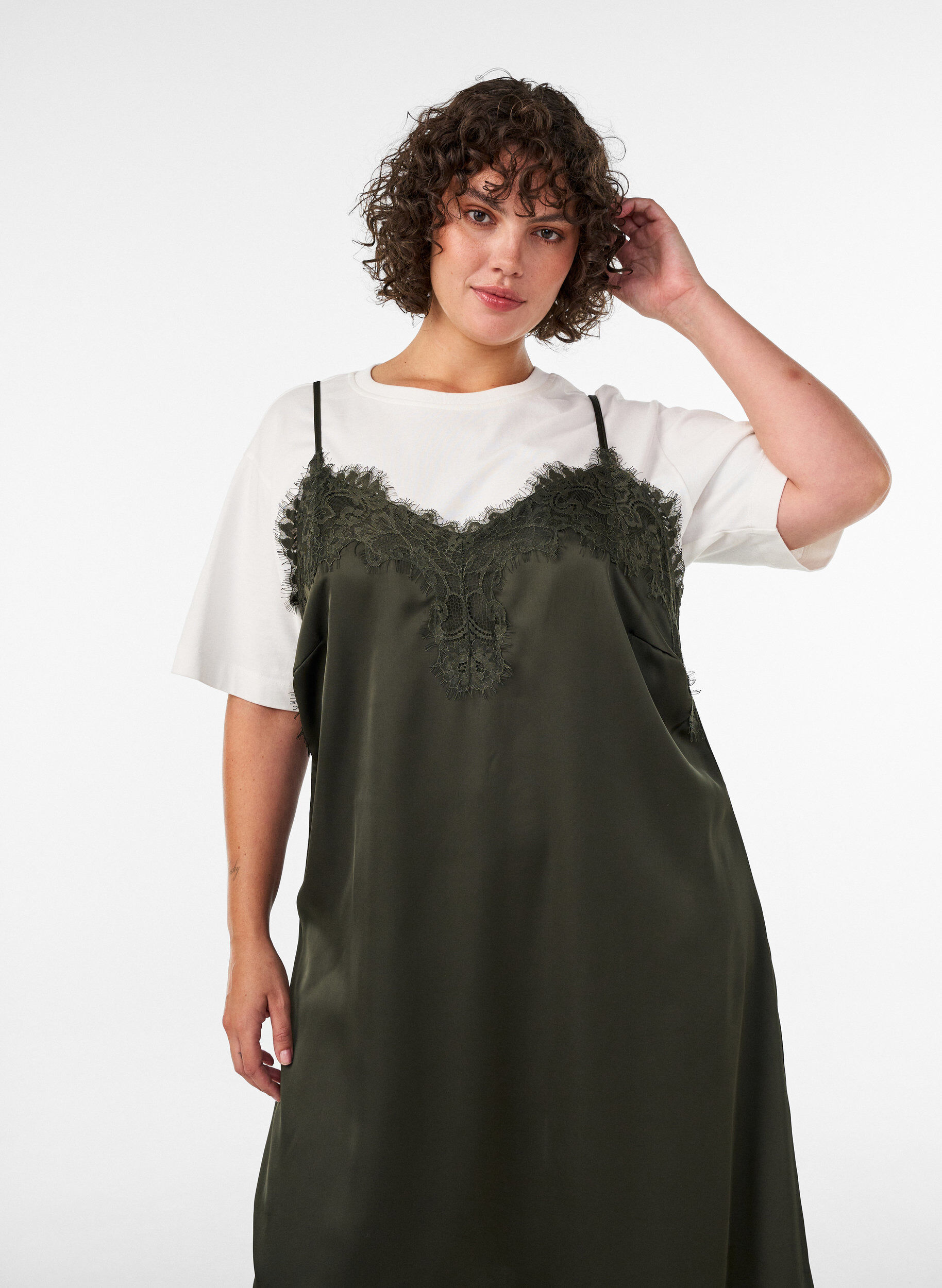 ZizziKleid aus Satin mit Spitze und asymmetrischem Saum, Gr&uuml;n, Model image number 3