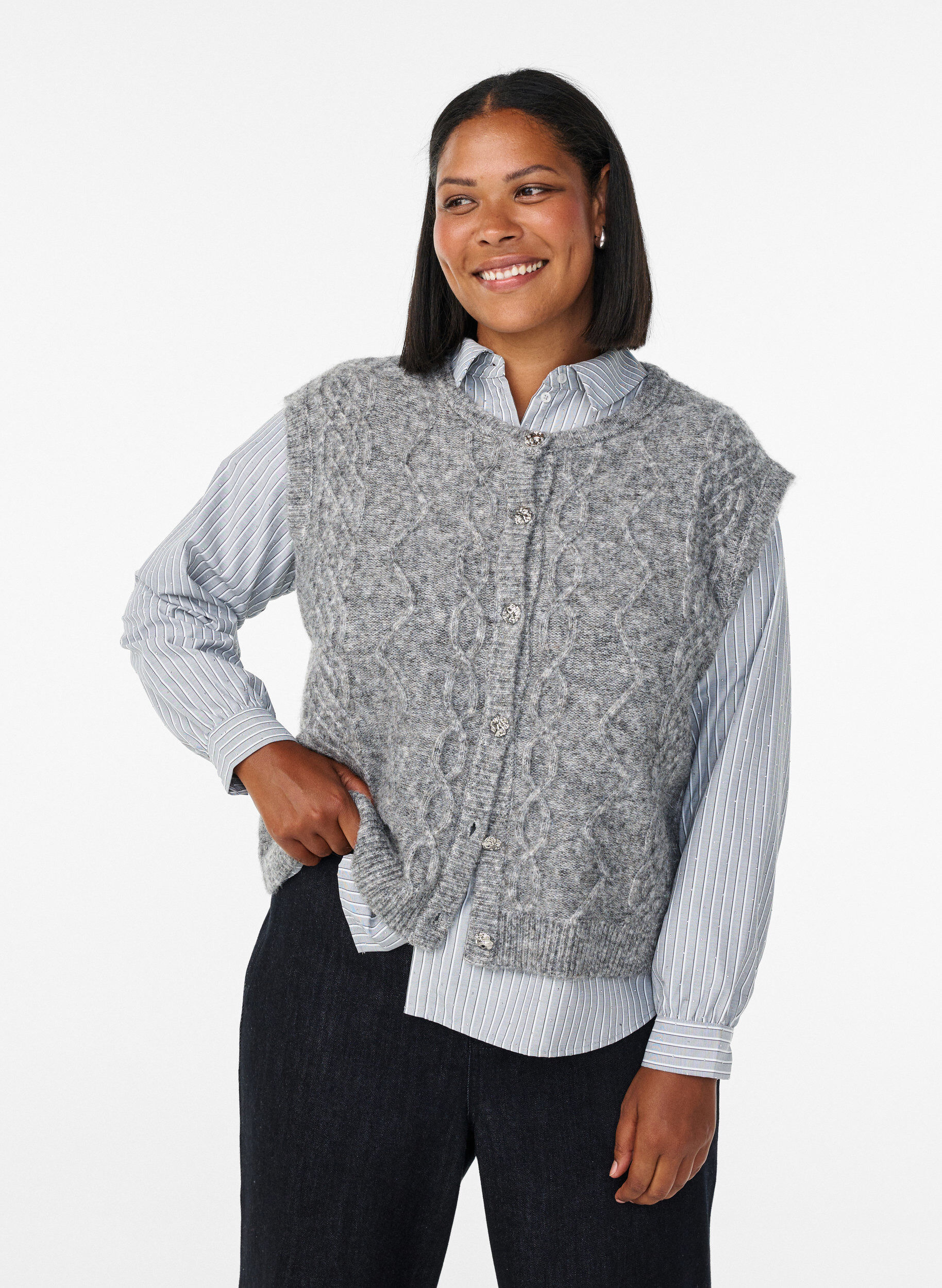Zizzi Gemusterte Strickweste mit Zierkn&ouml;pfen, Grau, Model image number 0