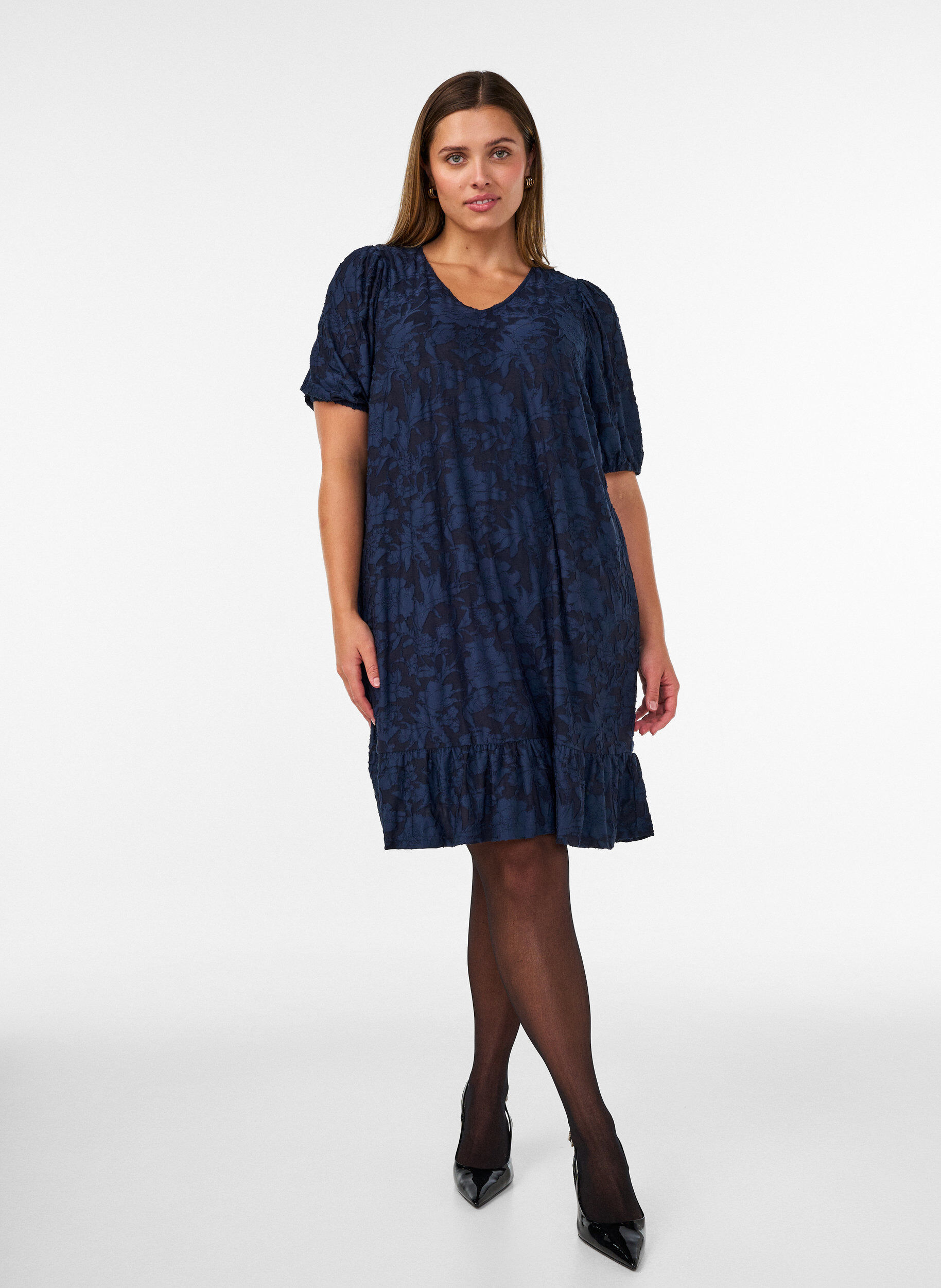 ZizziKleid mit floraler Struktur und R&uuml;schenbesatz, Blau, Model image number 1