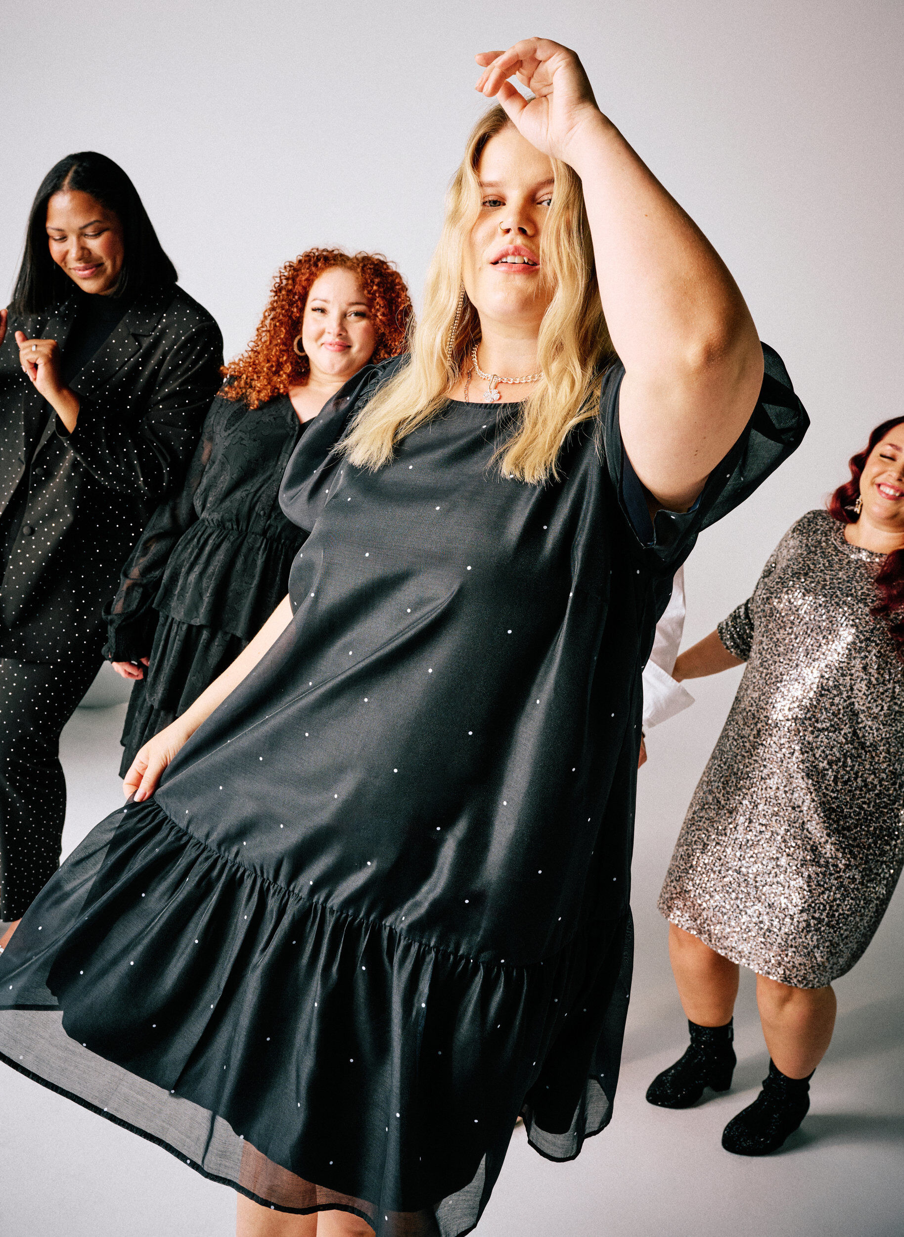 Zizzi Knielanges Partykleid mit transparenten &Auml;rmeln, Schwarz, Image image number 0