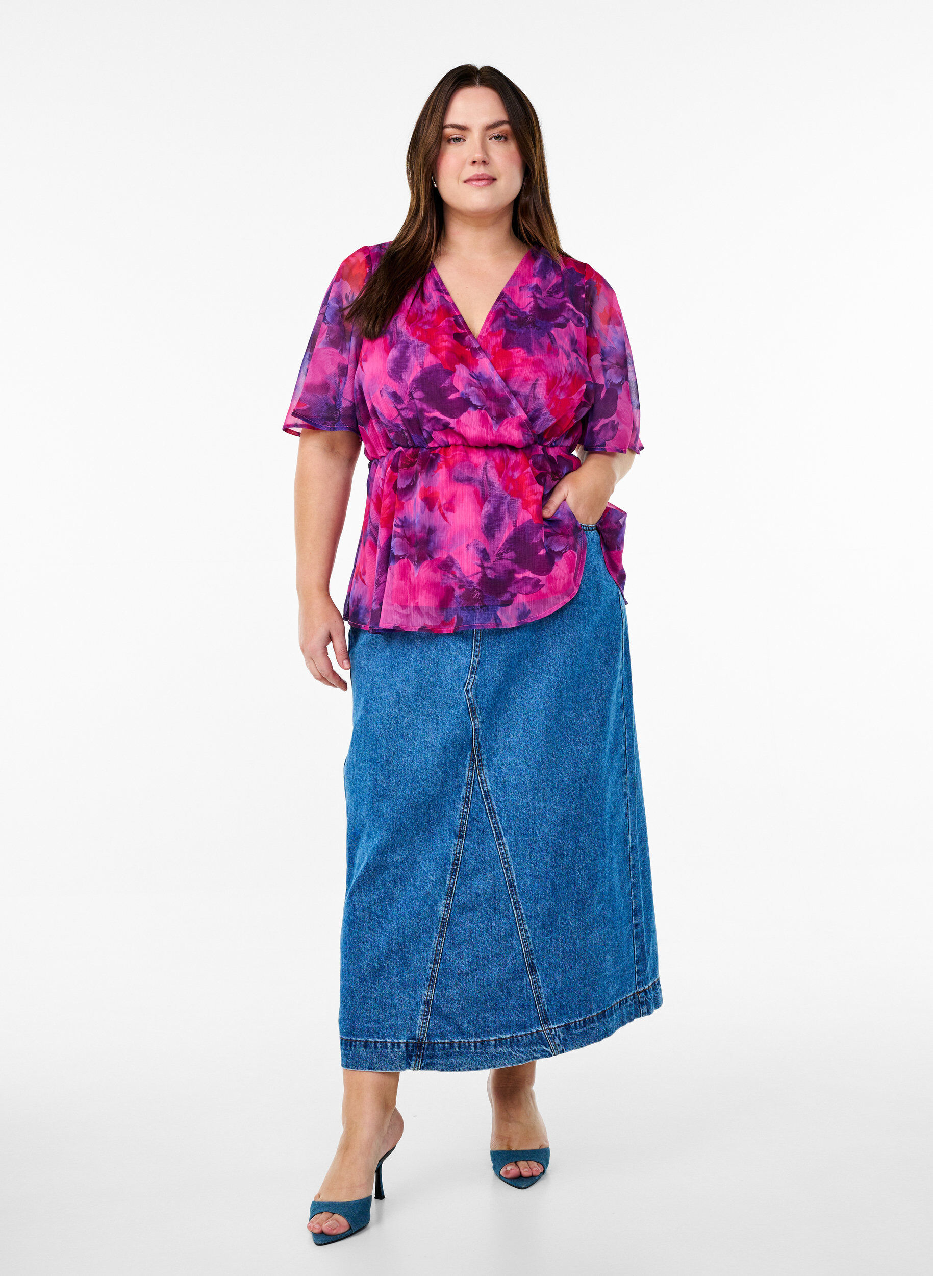 Zizzi Gebl&uuml;mte Chiffonbluse mit kurzen &Auml;rmeln, Rot, Model image number 1