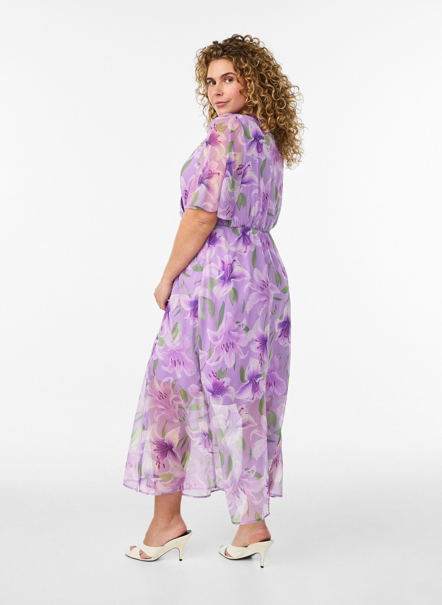 Zizzi Langes Chiffonkleid mit gebl&uuml;mtem Print und kurzen &Auml;rmeln, lila, Model image number 1