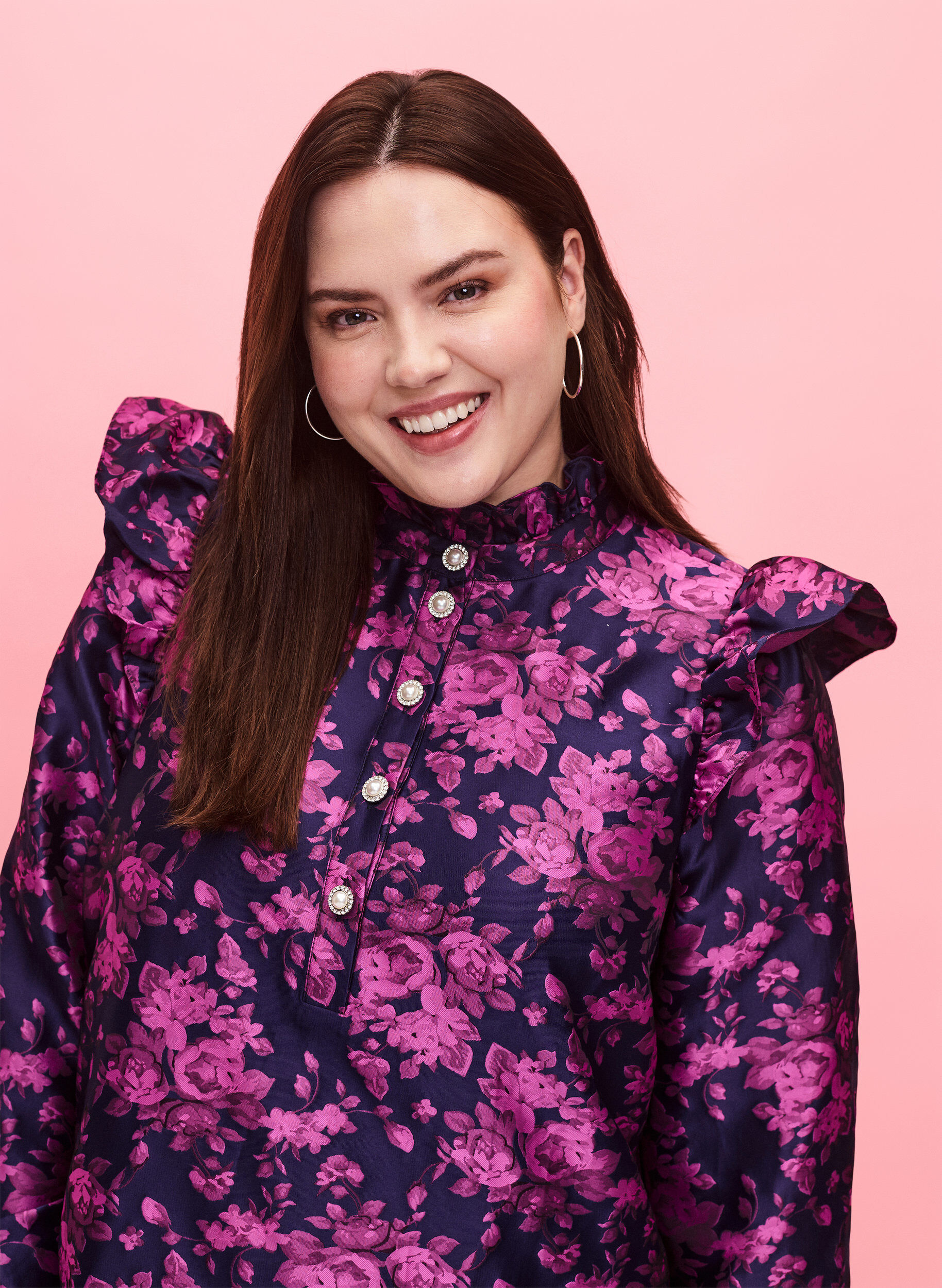 Zizzi Kleid mit R&uuml;schendetail und Perlenkn&ouml;pfen, Dark Blue Pink, Model image number 2