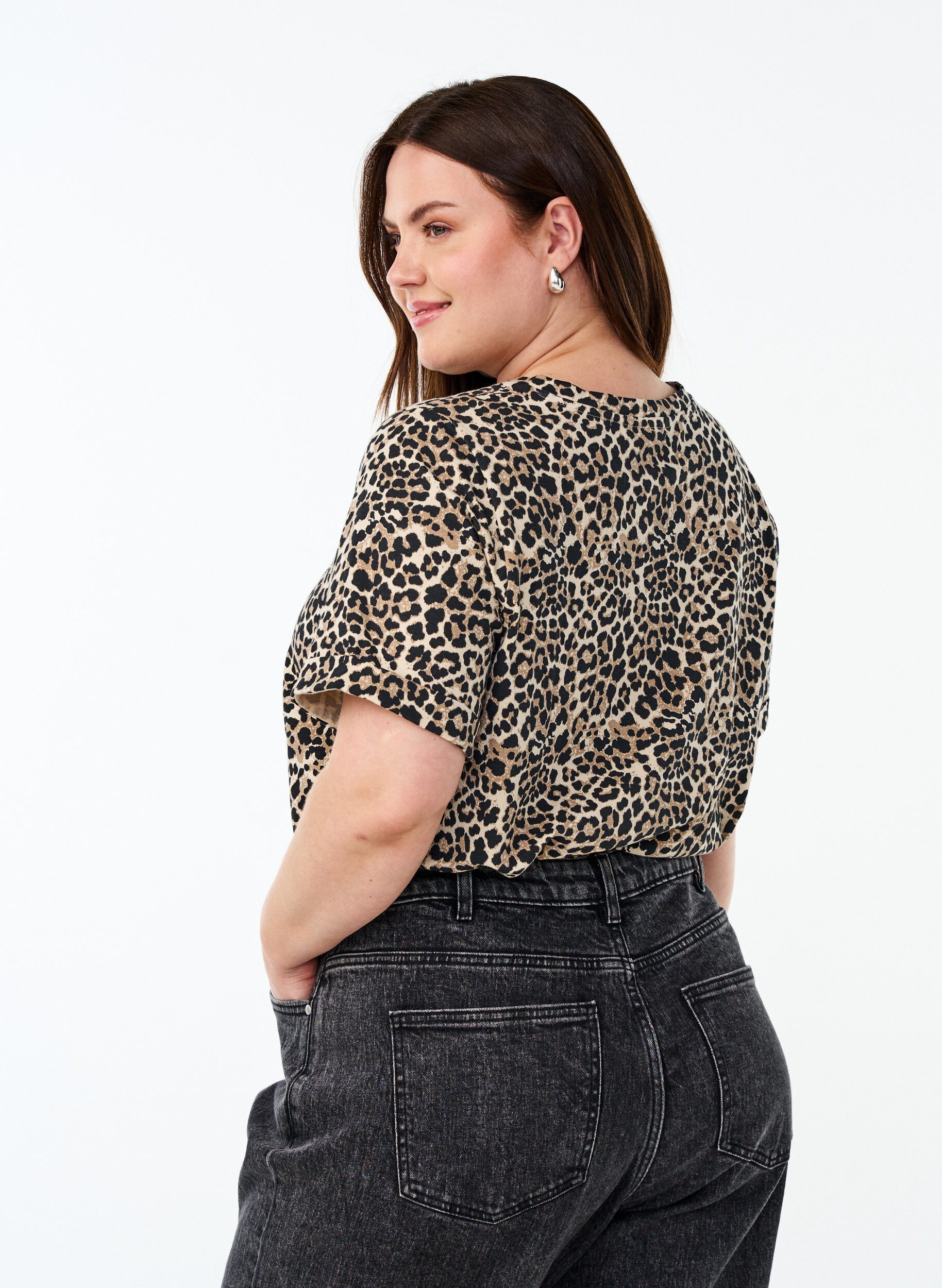 Zizzi T-Shirt mit Rundhalsausschnitt und Allover-Print, Braun, Model image number 2