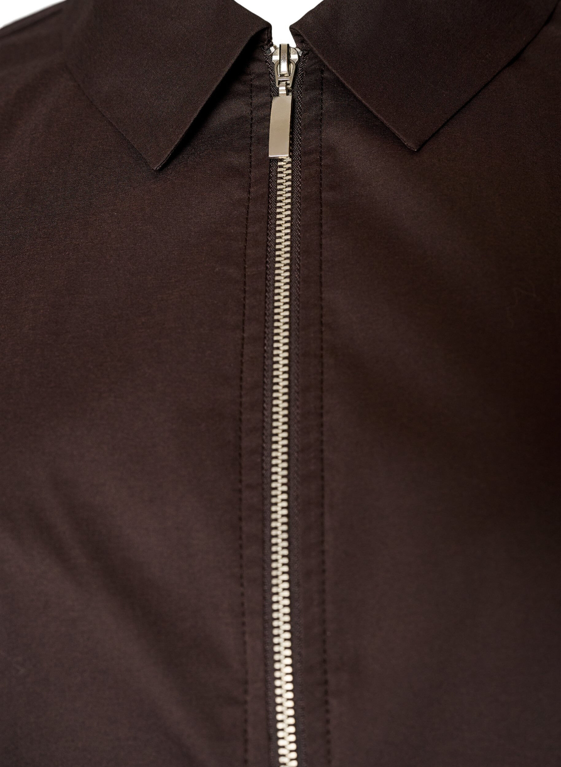 ZizziKurzes Shirt mit Zwei-Wege-Rei&szlig;verschluss, Braun, Packshot image number 2