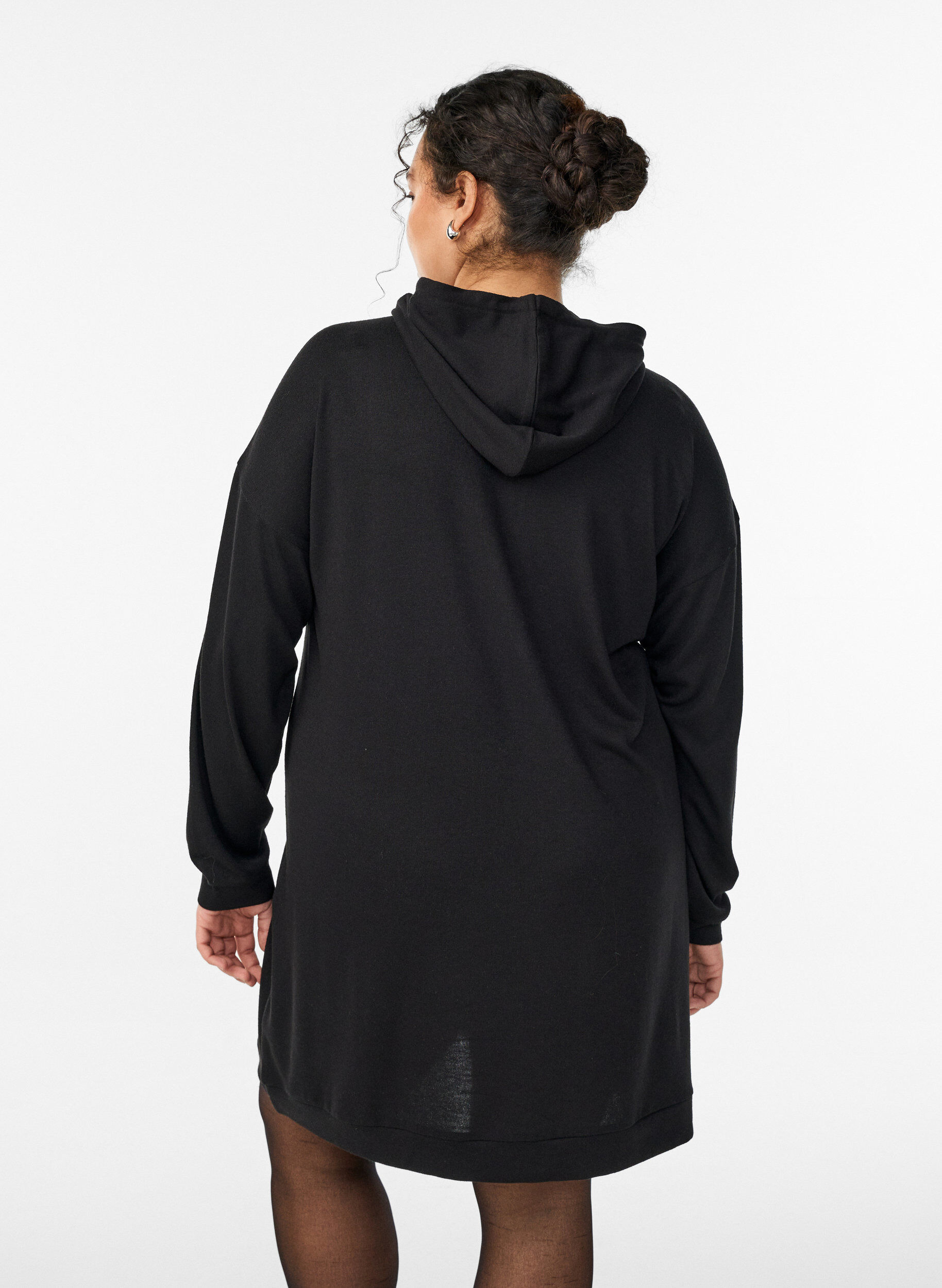 Zizzi Kurzes Hoodie-Kleid mit K&auml;ngurutasche, Schwarz, Model image number 2