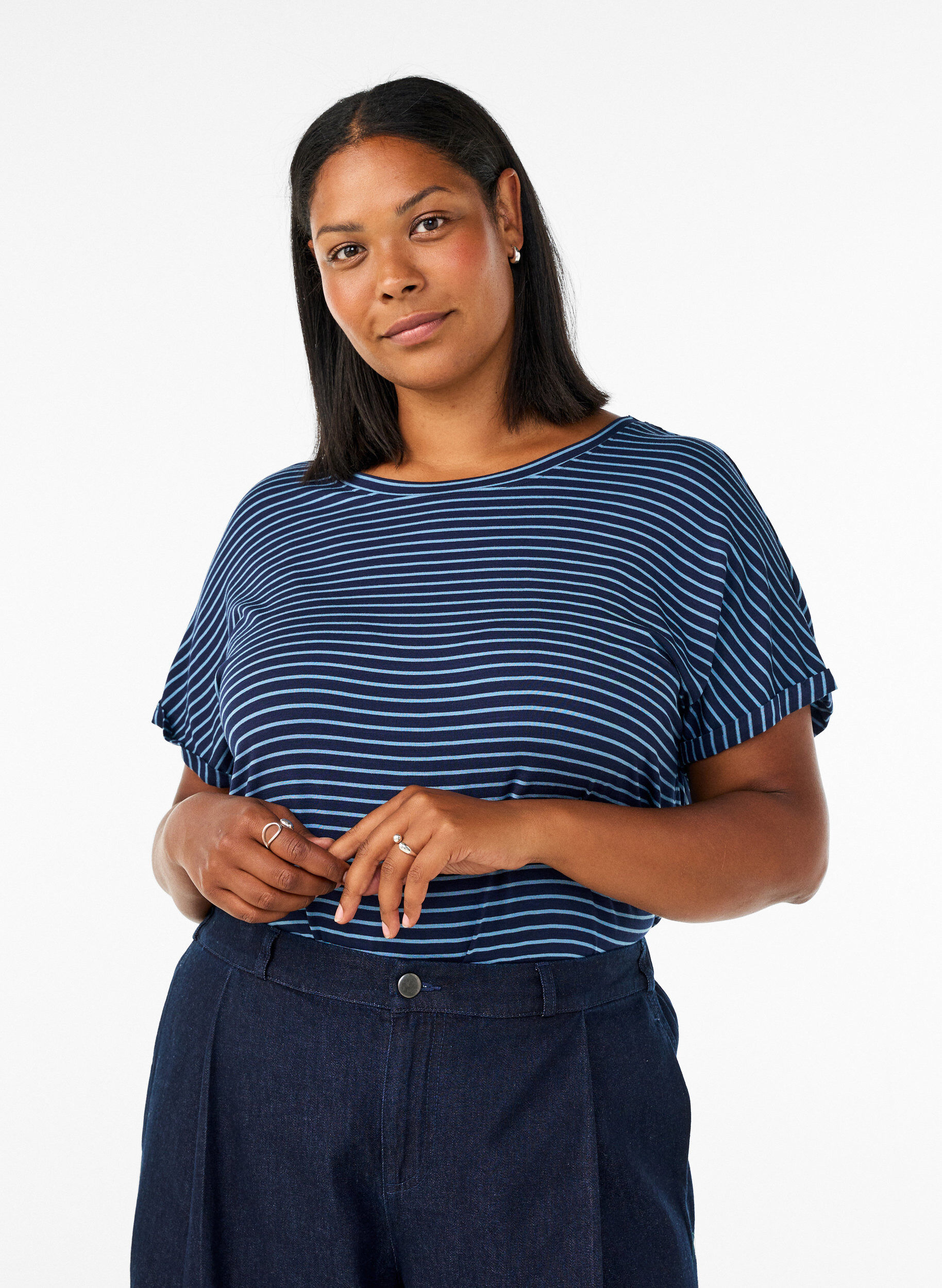 Gestreiftes T-Shirt aus Viskose mit Rundhalsausschnitt, Blau, Model