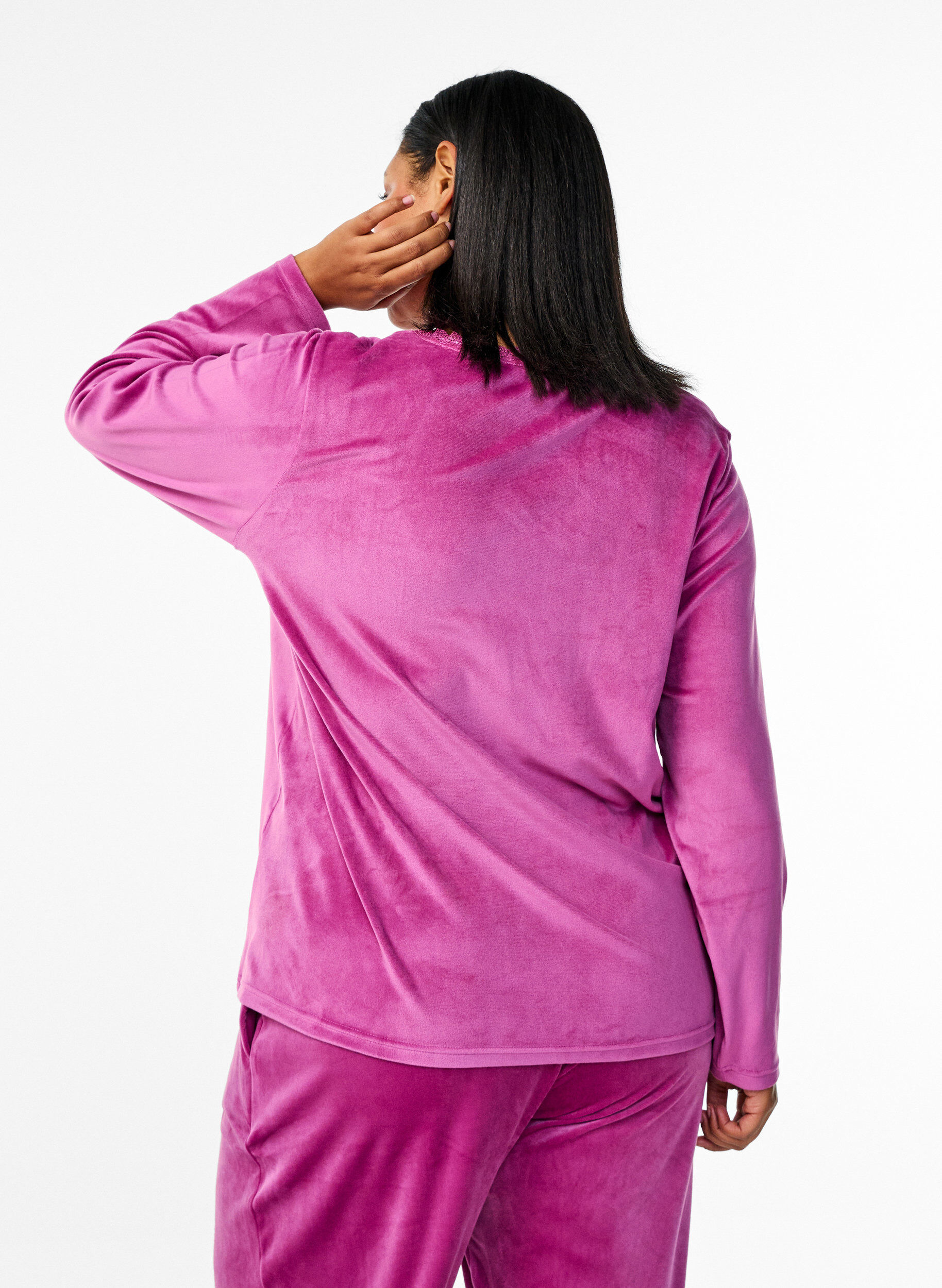 Zizzi Veloursbluse mit V-Ausschnitt, Boysenberry, Model image number 1