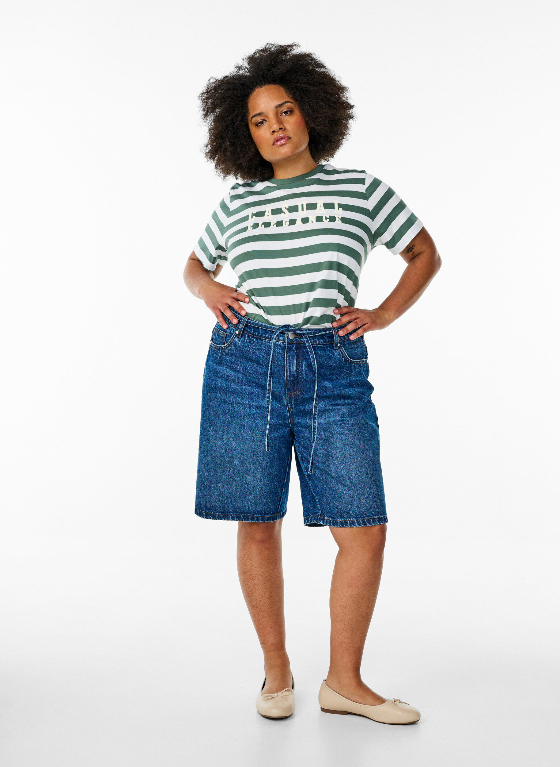 Zizzi T-Shirt aus Bio-Baumwolle mit Streifen und Text, Gr&uuml;n, Model image number 1