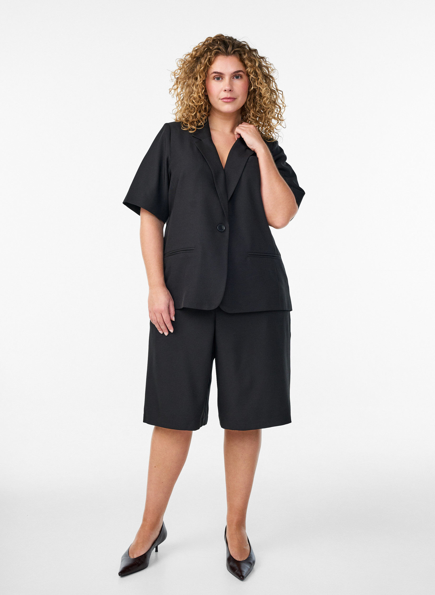 Zizzi Blazer mit kurzen &Auml;rmeln und Revers, Schwarz, Model image number 1