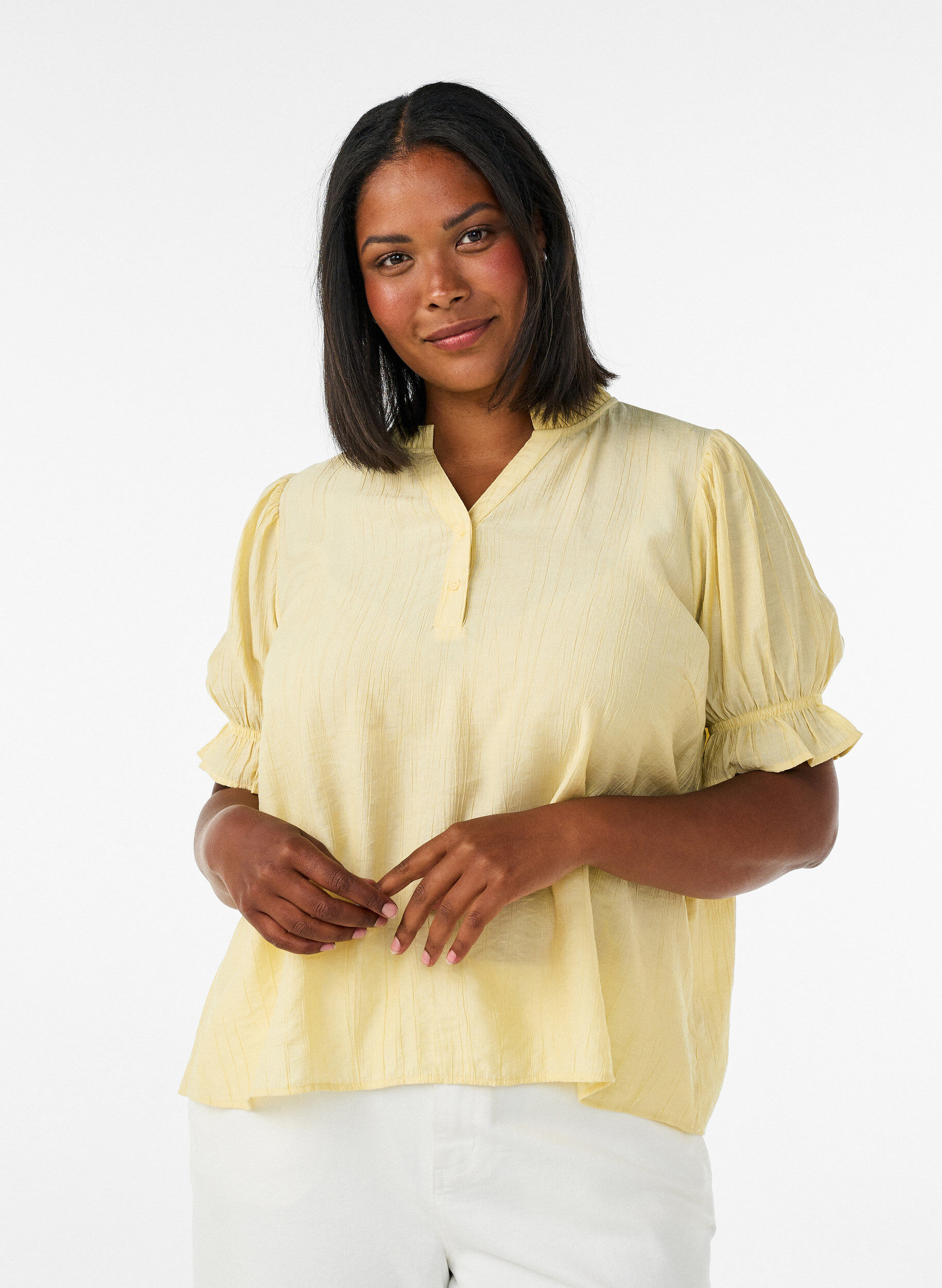 Kurz&auml;rmelige Bluse aus einer Viskosemischung mit Struktur und R&uuml;schen&auml;rmeln, Gelb, Model