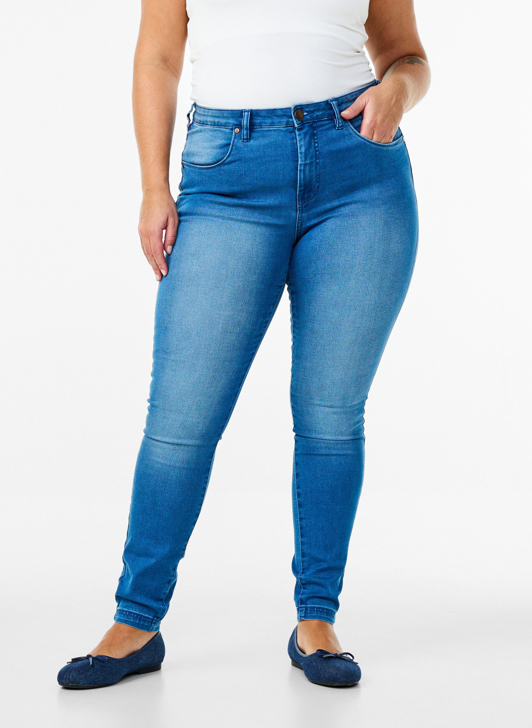 Zizzi Extra schmale Amy Jeans mit hoher Taille, Light blue, Model image number 2