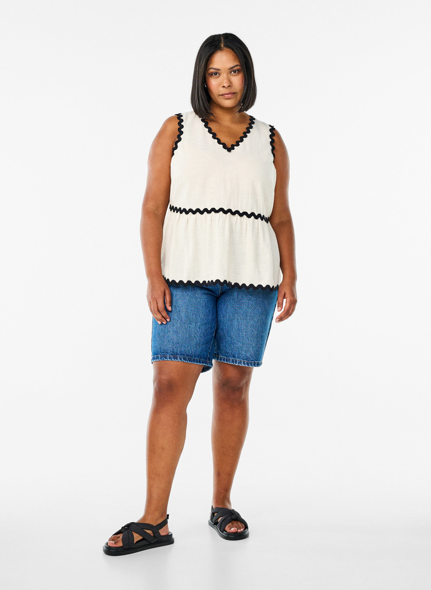 Zizzi &Auml;rmellose Bluse mit gezackten Kontrastkanten, Beige, Model image number 1