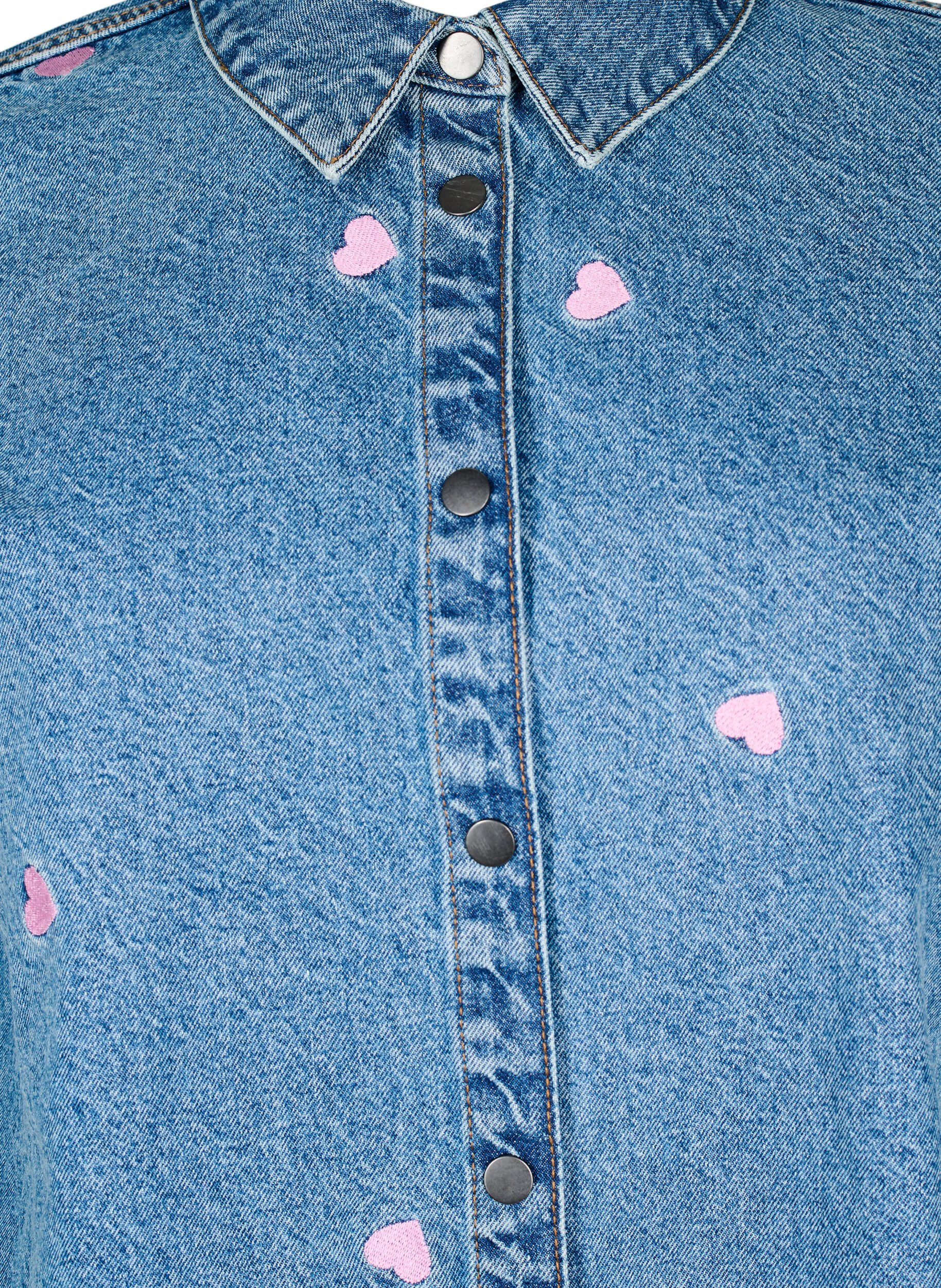 Zizzi Locker geschnittene Jeansbluse mit aufgestickten Herzen, Light Blue Heart, Packshot image number 2
