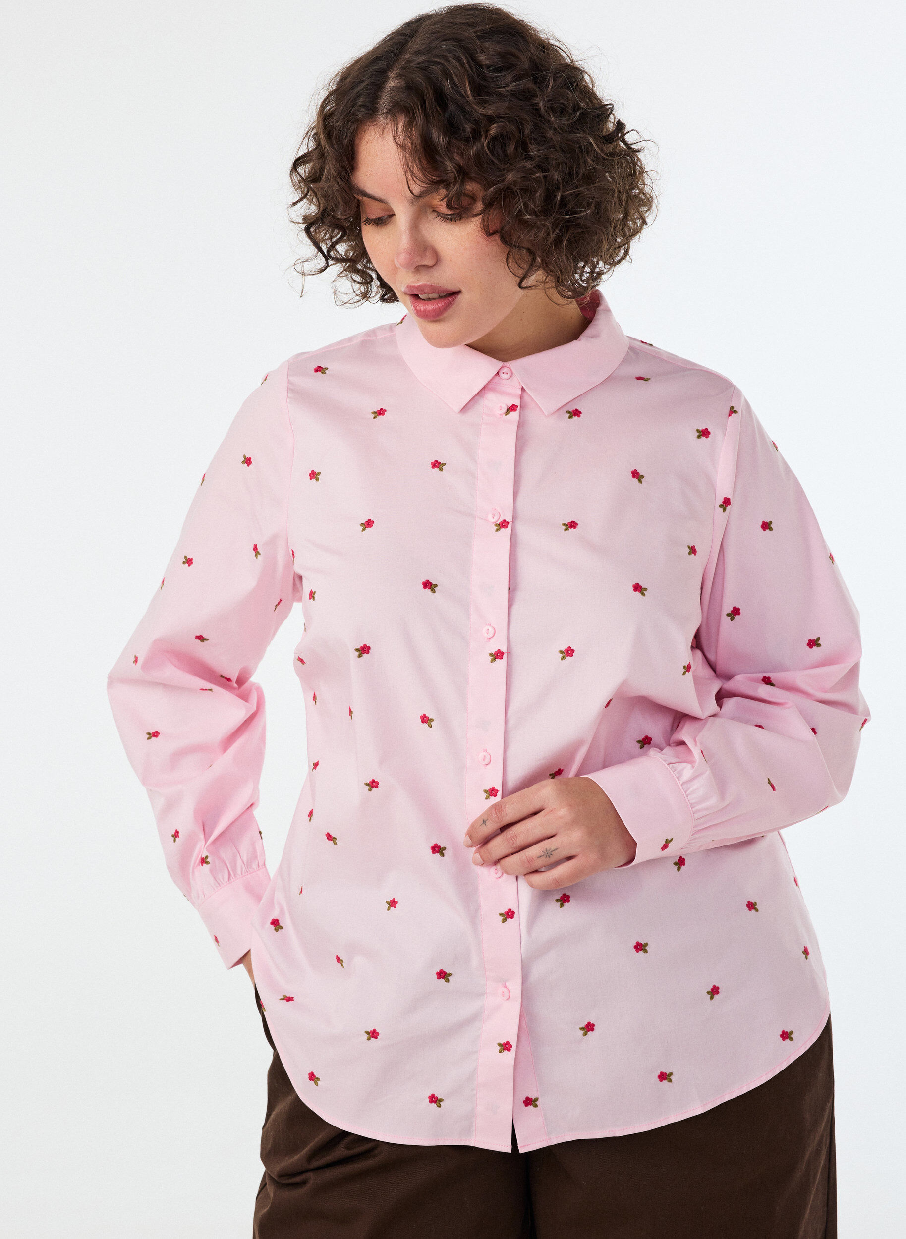 Hemdbluse mit Blumenstickerei, Pink, Model