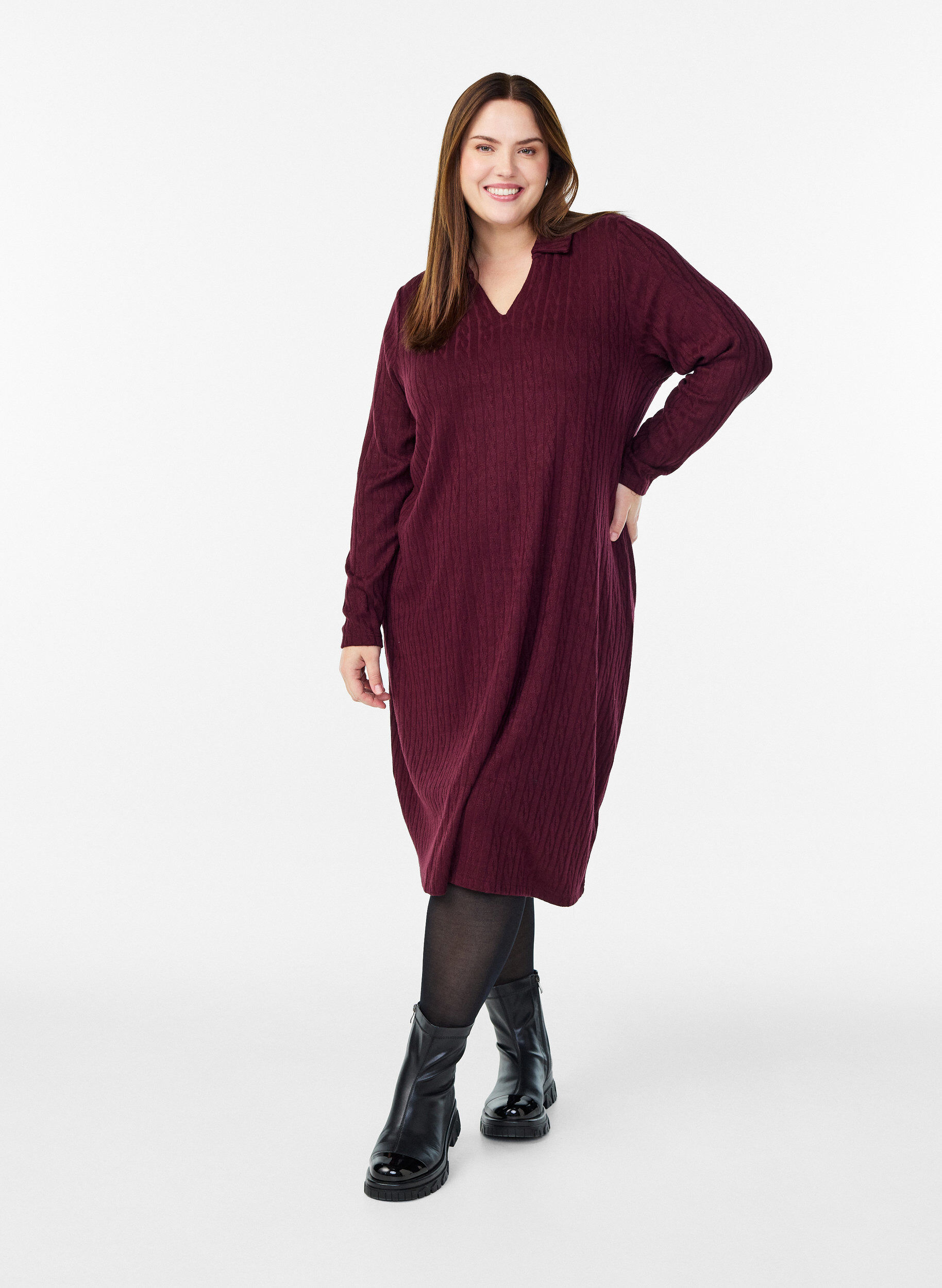 Zizzi Kleid mit Zopfmuster und V-Ausschnitt, Dunkles Bordeaux, Model image number 1