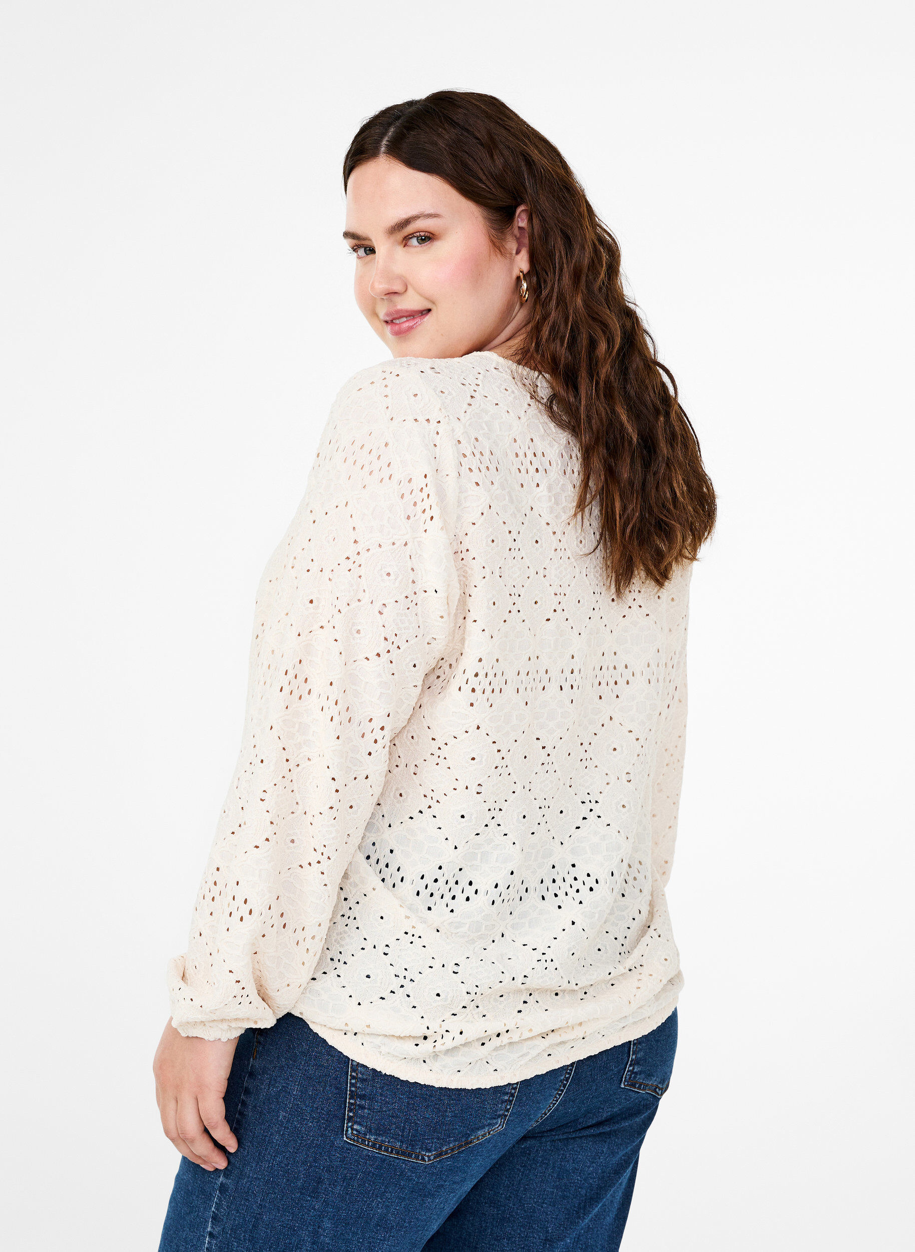 Zizzi  Lang&auml;rmelige Bluse mit V-Ausschnitt und Lochmuster, Antique White, Model image number 1