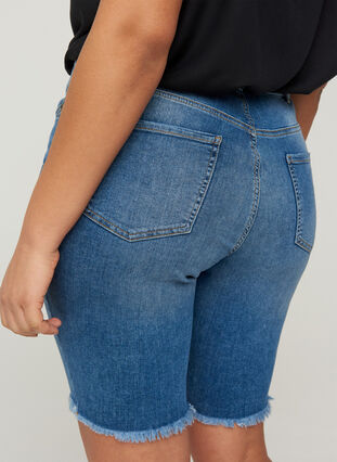 Slim Fit Denim-Shorts mit Fransensaum, Dark blue denim, Model image number 2