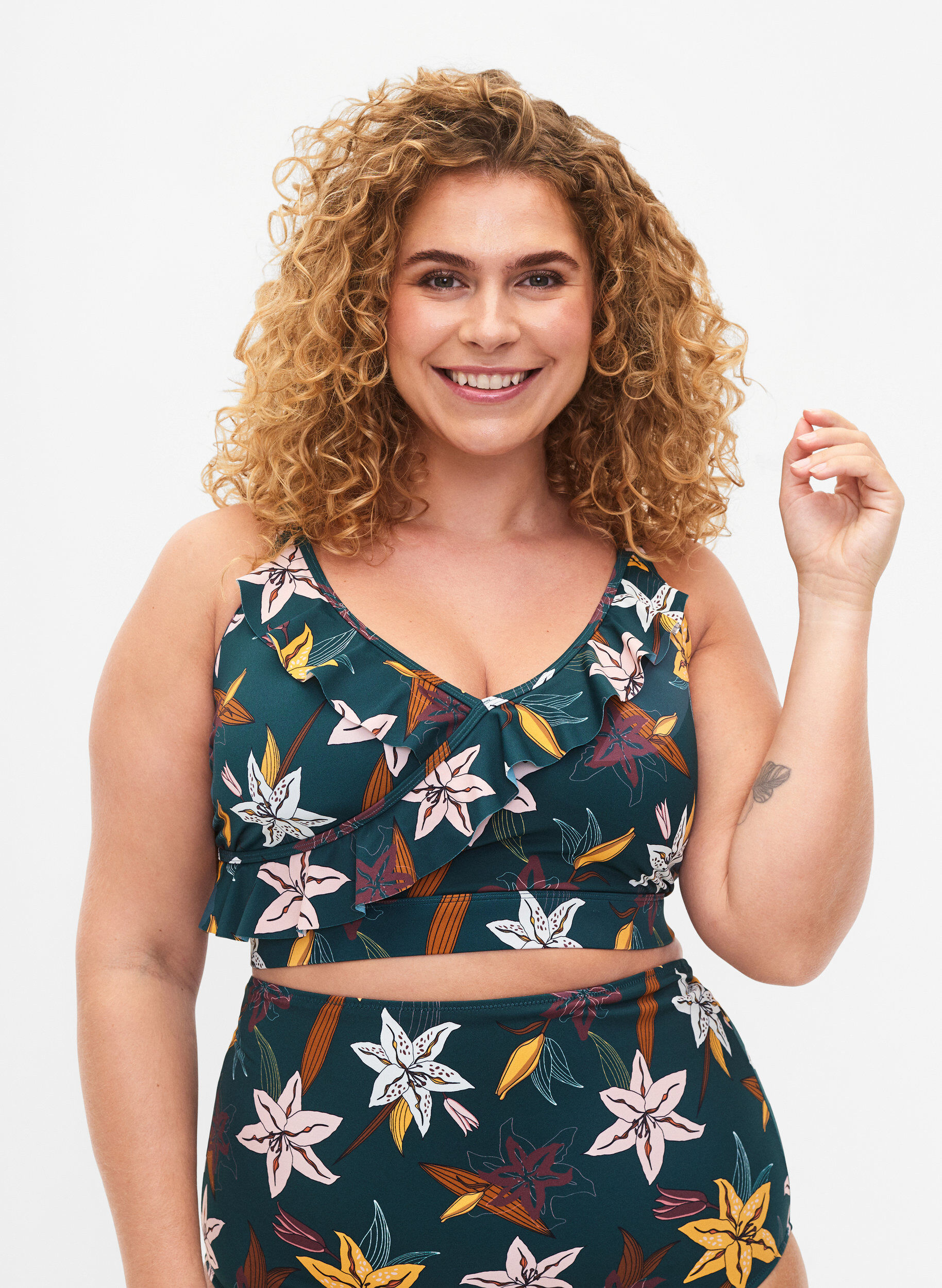 Bikini-Top mit R&uuml;schendetails und Blumenprint, Gr&uuml;n, Model