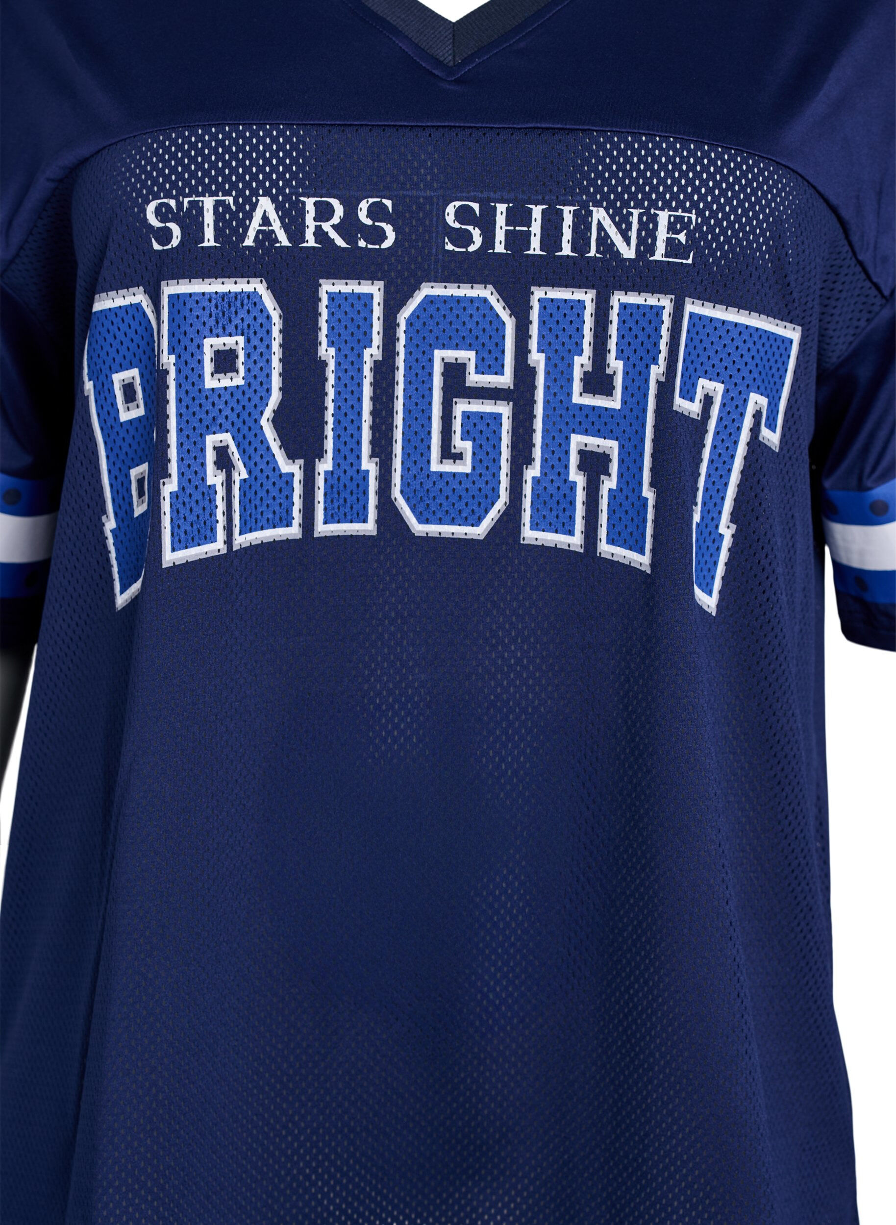 Zizzi Trainingsshirt mit V-Ausschnitt und Frontprint, Blau, Packshot image number 2