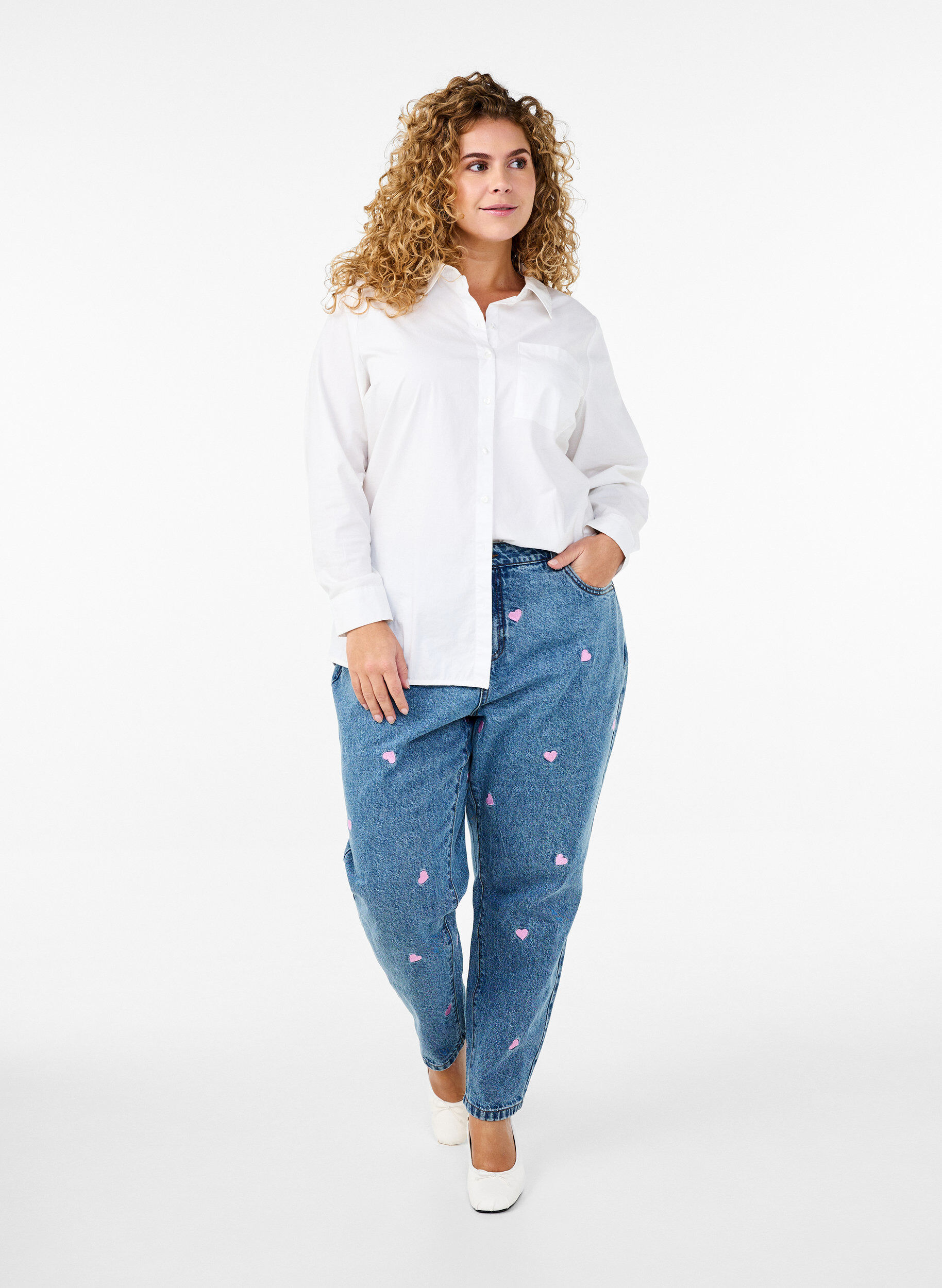 Zizzi Mille Mom Fit Jeans mit Stickerei, Blau, Model image number 1